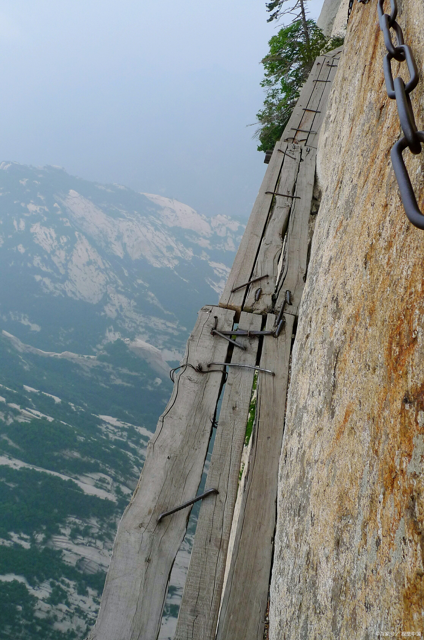 华山,位于中国陕西省渭南市华阴市,是中华五岳中的西岳,以险峻著. .