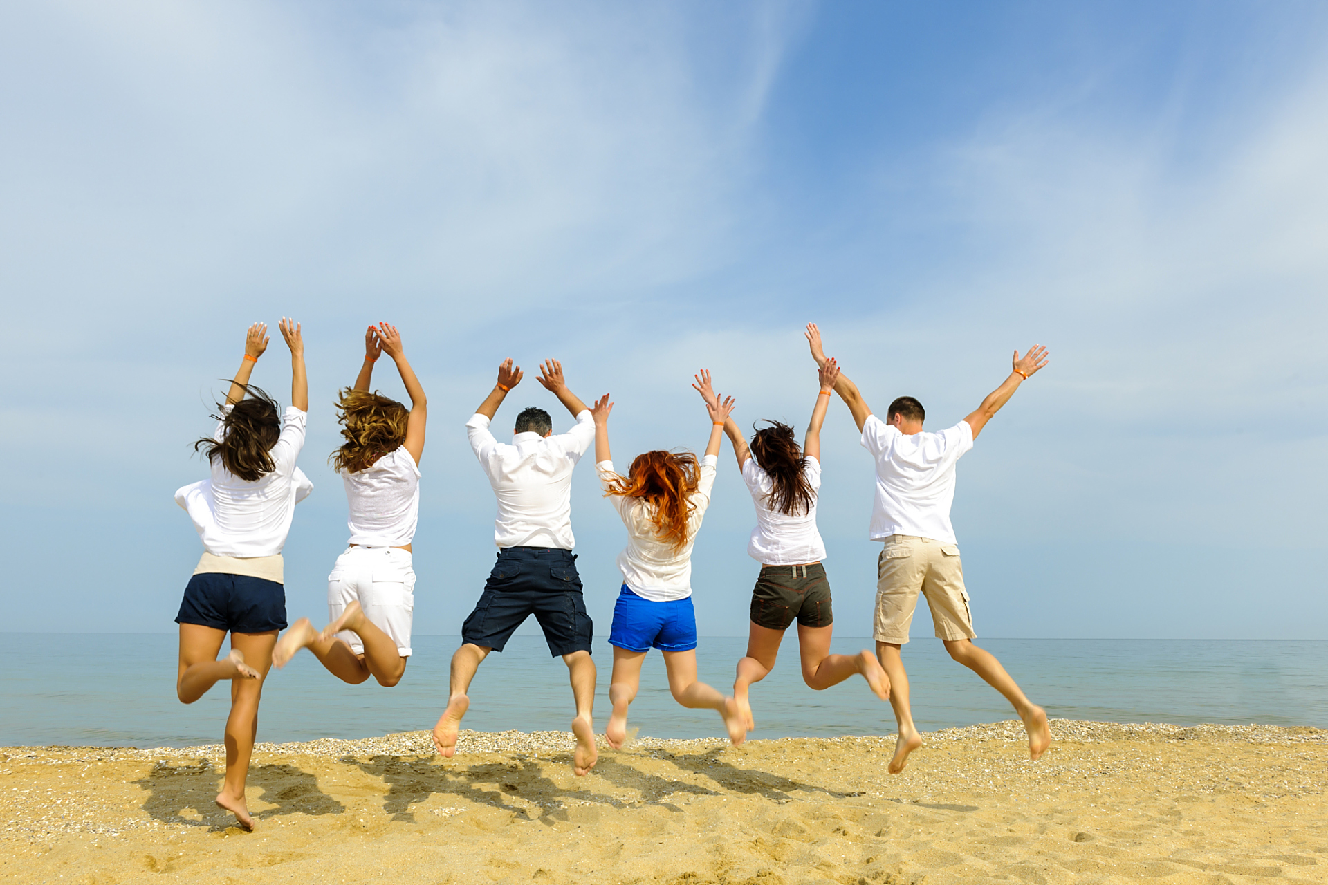 相互陪伴,从校服到婚纱,从姑娘到新娘,从少女到少妇,感谢一路有你们
