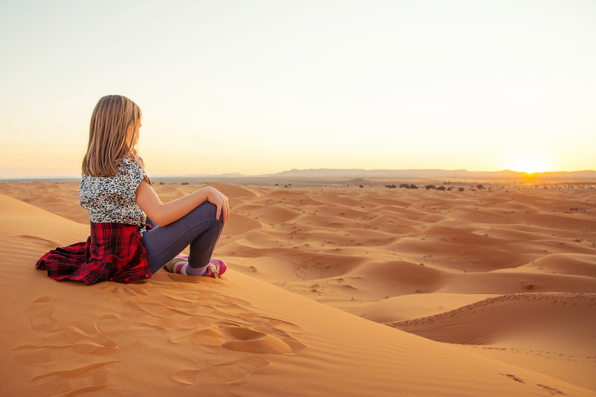 就像是沙漠里长途跋涉的孤独旅人,在身心将要枯竭时,突然见到一片绿洲
