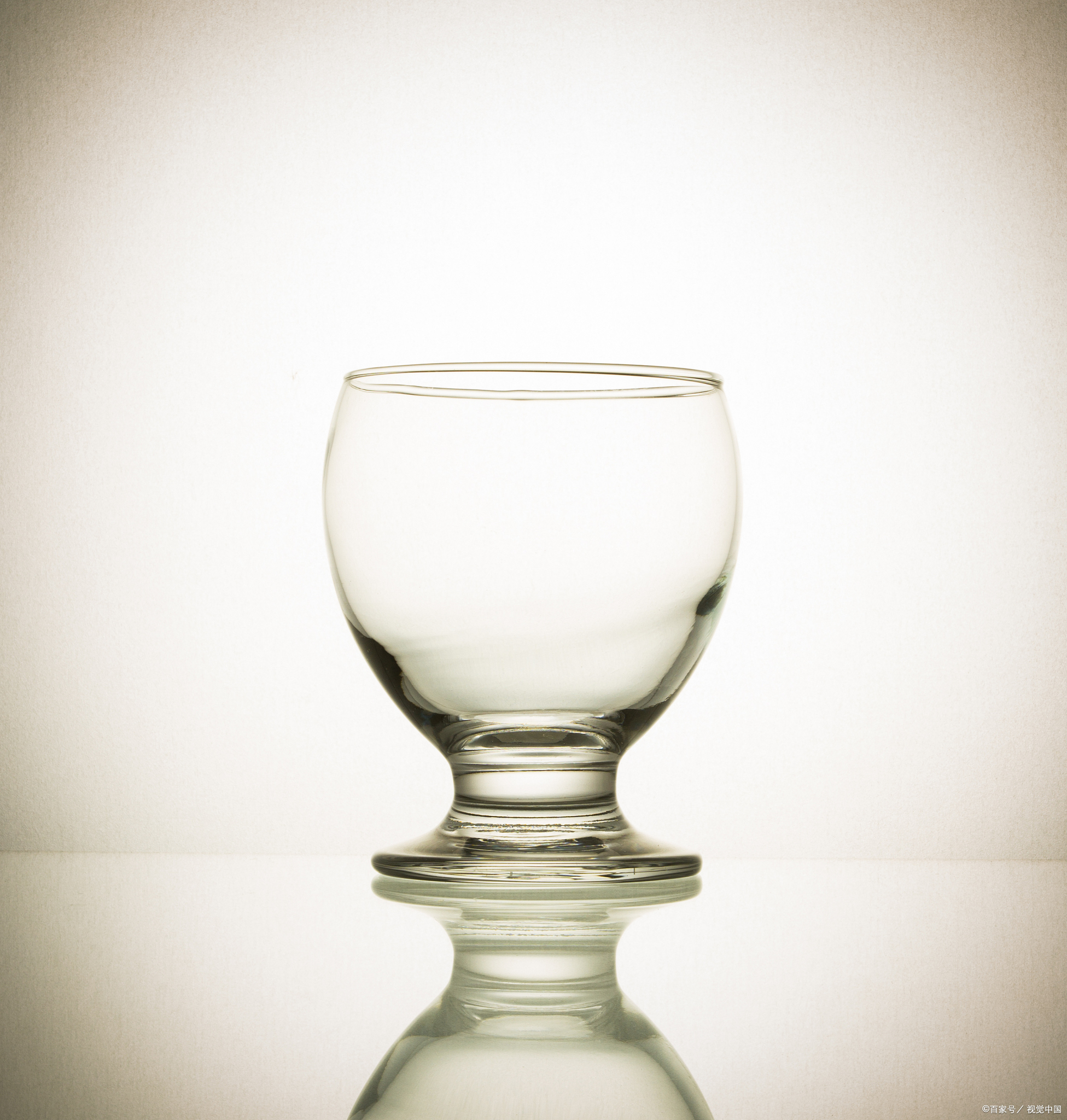 新春佳节喜气盈, 年画娃娃笑声甜. 快把酒杯端起来, 乐在今宵共团圆