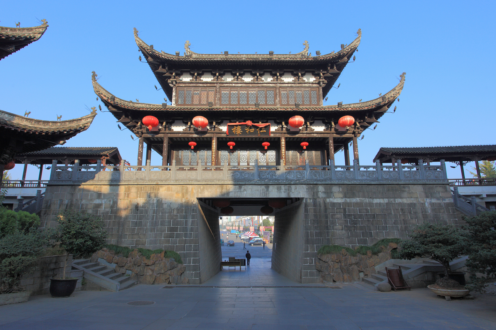 乾州古城,位于湖南湘西,是一颗璀璨的文化明珠.