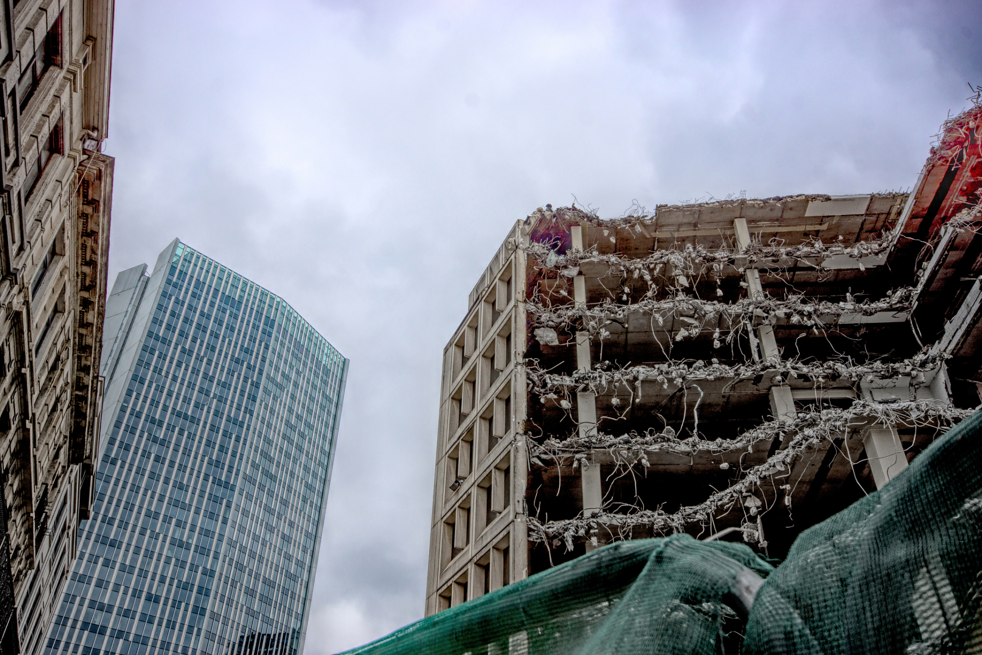 如此生活30年,直到大厦崩塌.