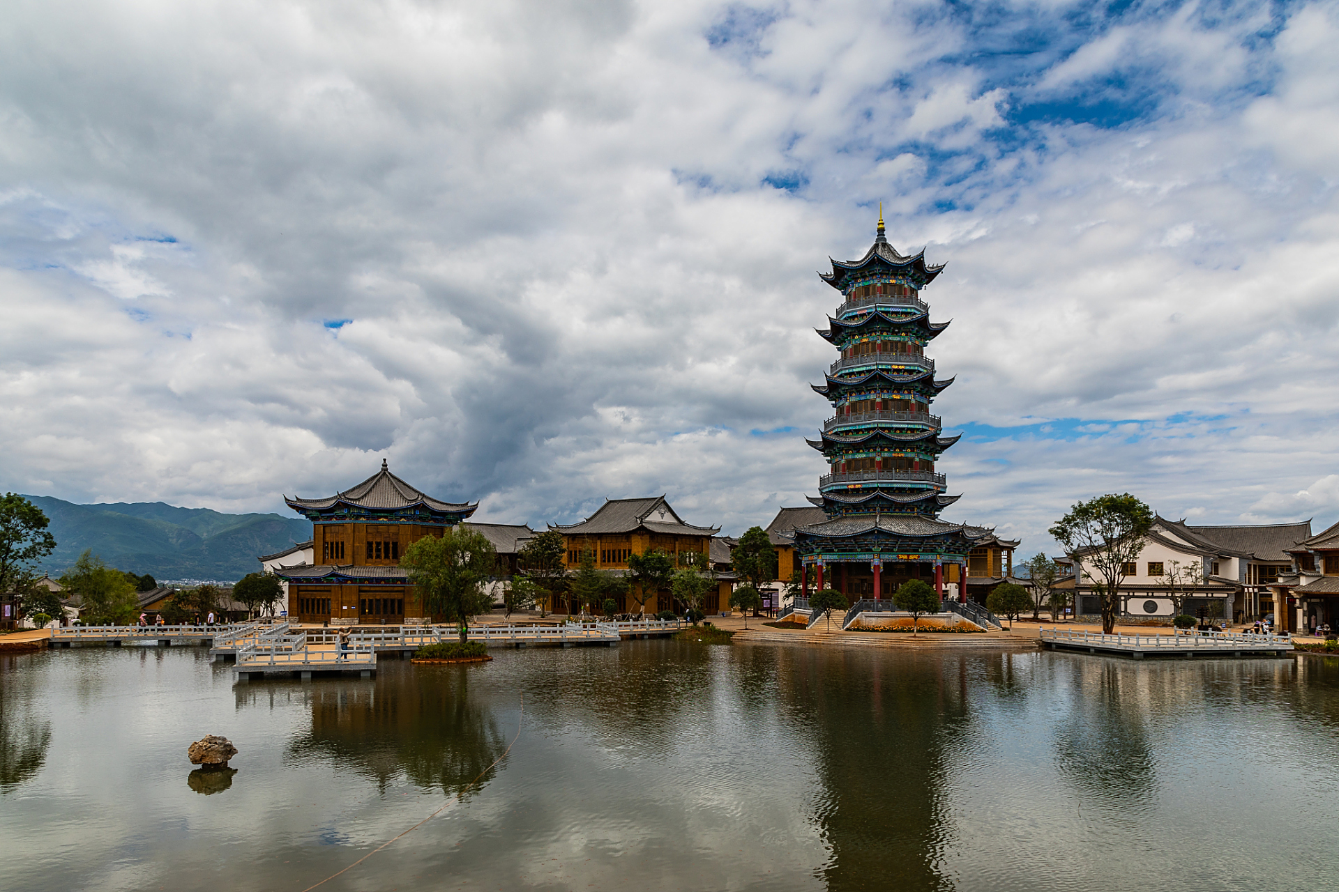 蒙自# 旅游景点 蒙自,这座位于云南省东南部的城市,以其悠久的朗贩