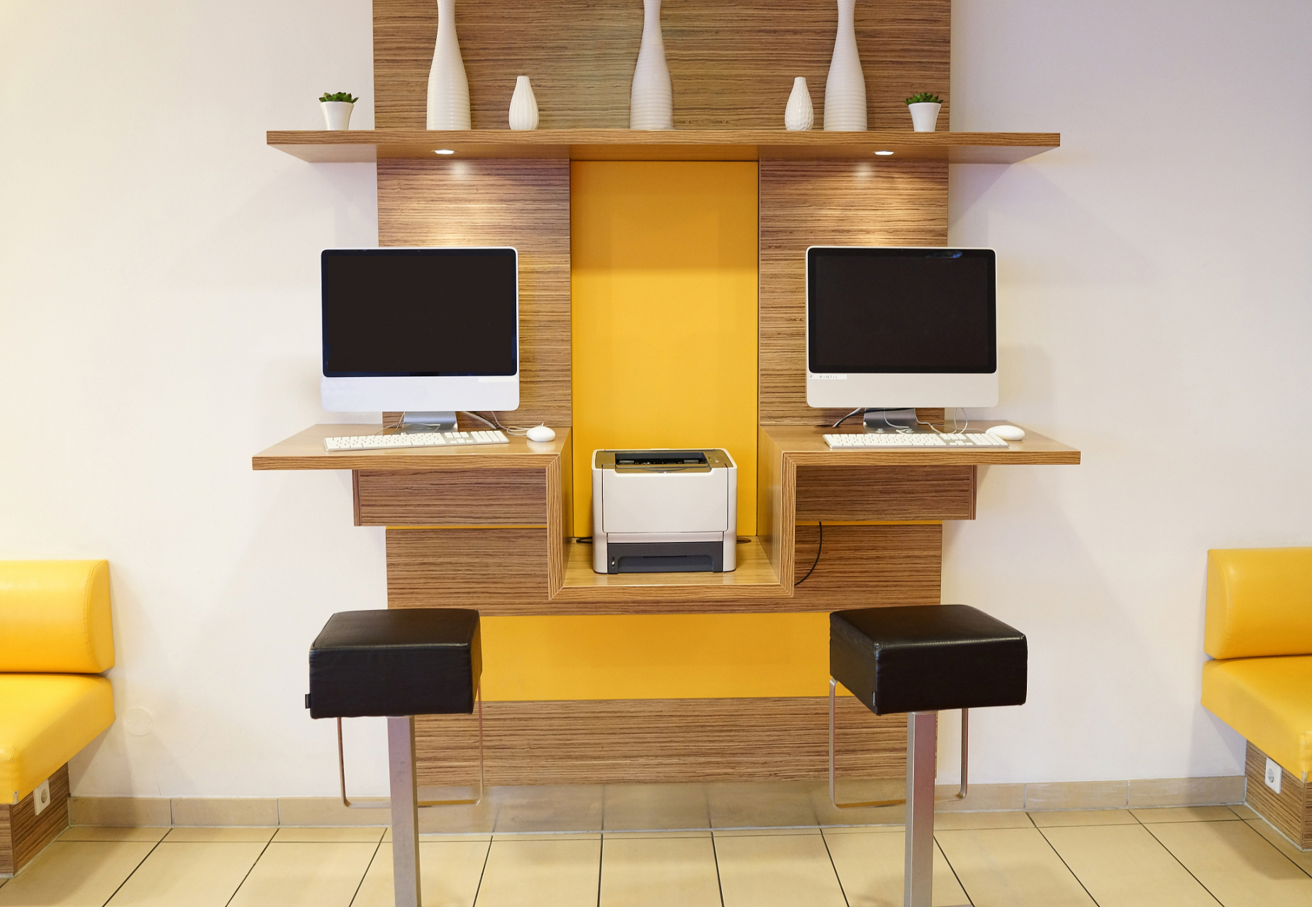 多功能家具如折叠床,隐藏式书桌等能有效地节省空间,同时也便于清洁和