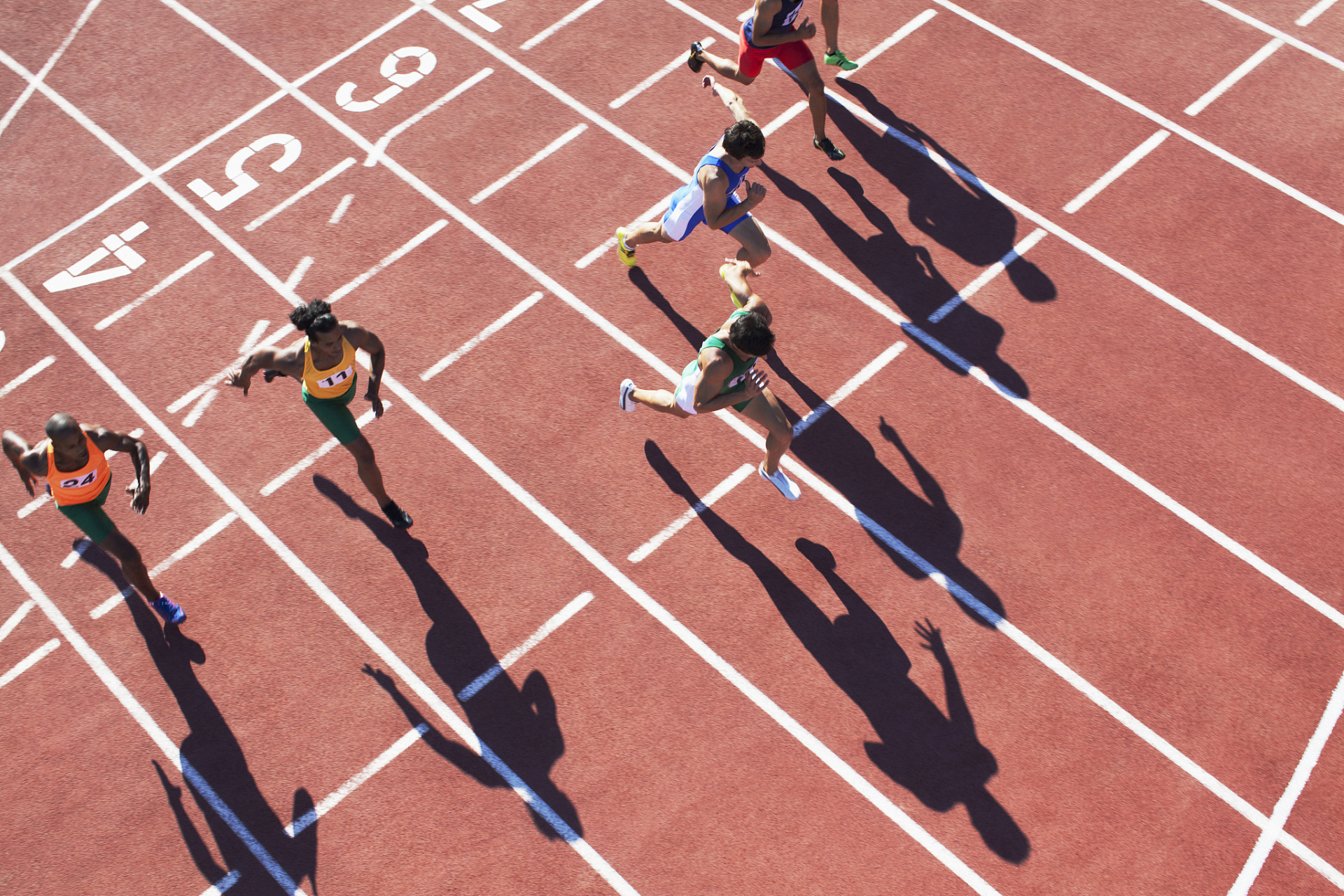 100米短跑起跑过程包括预备,反应和加速三个阶段,其中反应阶段是最