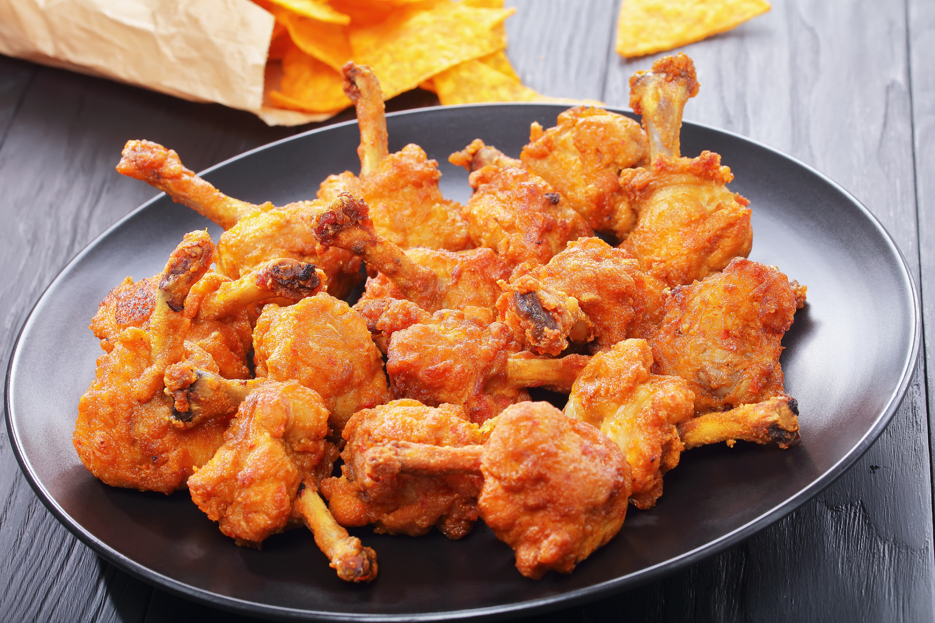 这道菜的特点是金黄酥脆的外皮和鲜嫩多汁的鸡肉,每一口都是满满的