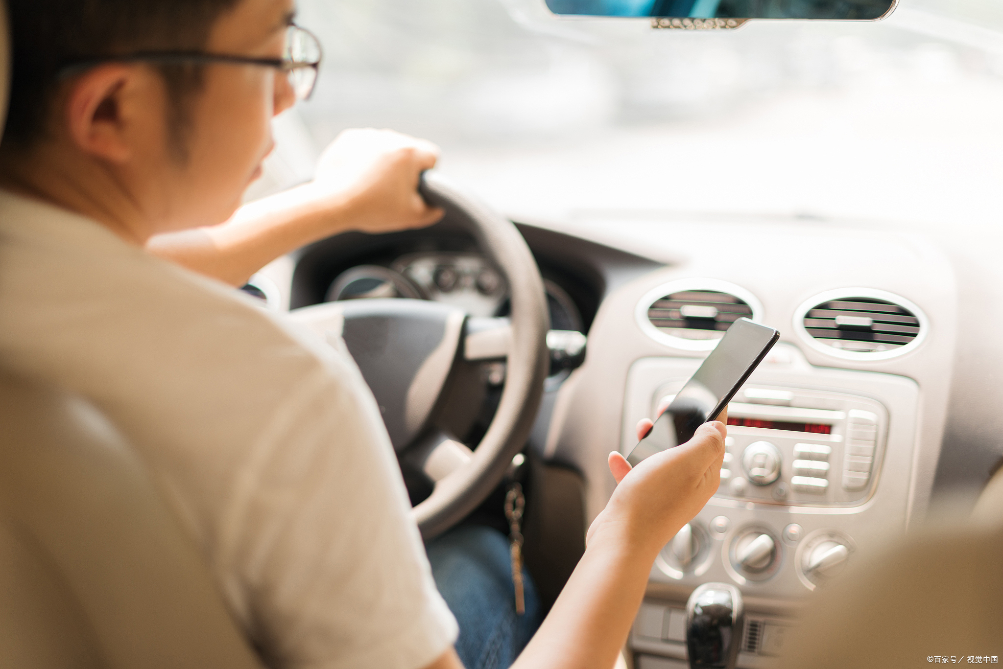 一段旅程的安全 分心驾驶,这一看似细微的行为,实则潜藏着巨大的危险
