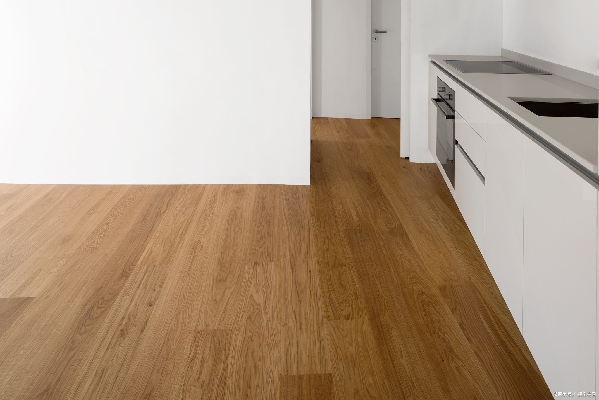 在选择地板时,应优先选择无甲醛或低甲醛的地板,如实木复合地板,竹