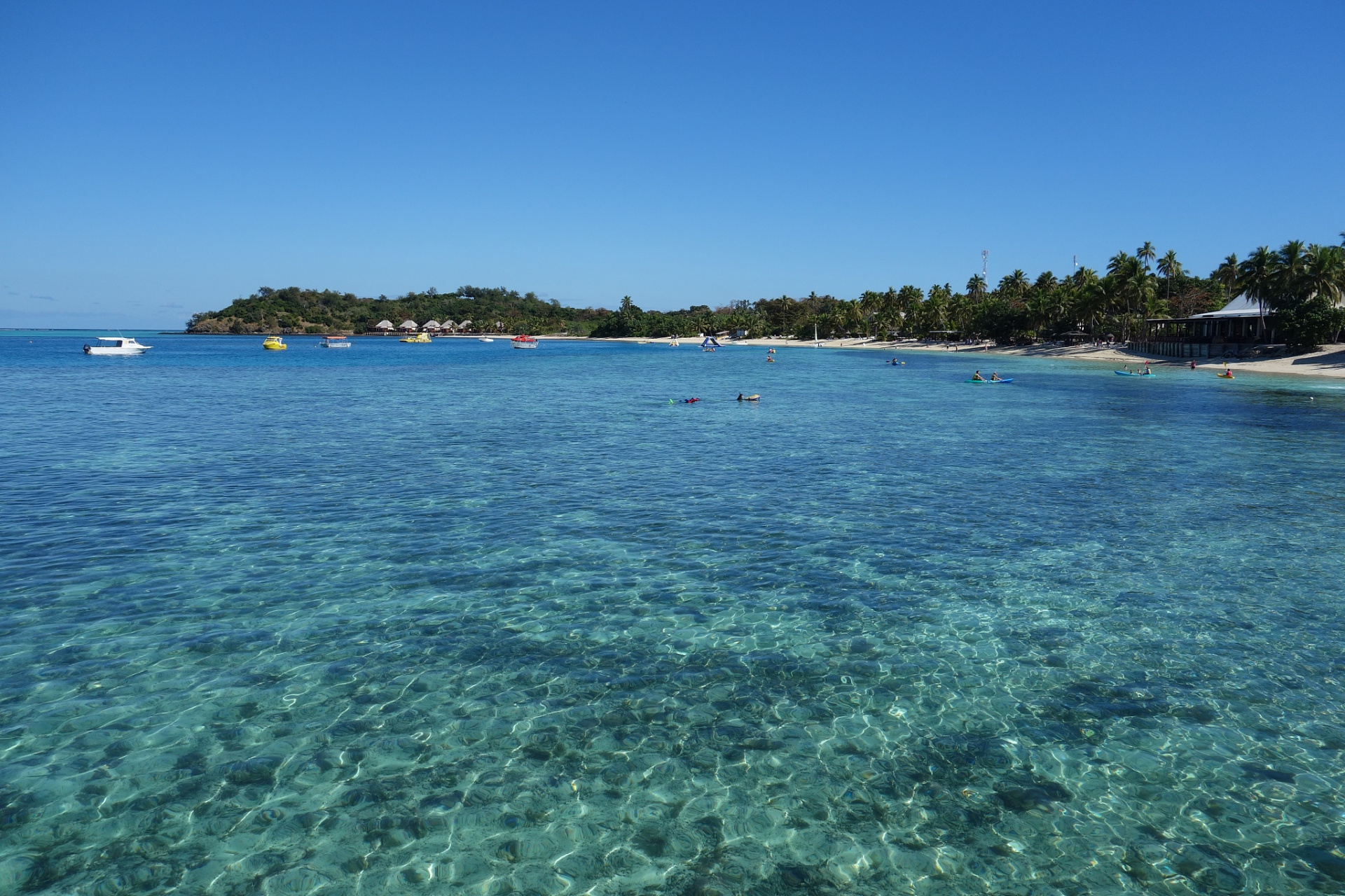 斐济经济依赖旅游业,制糖业和渔业,文化独特多元,人民热情好客.