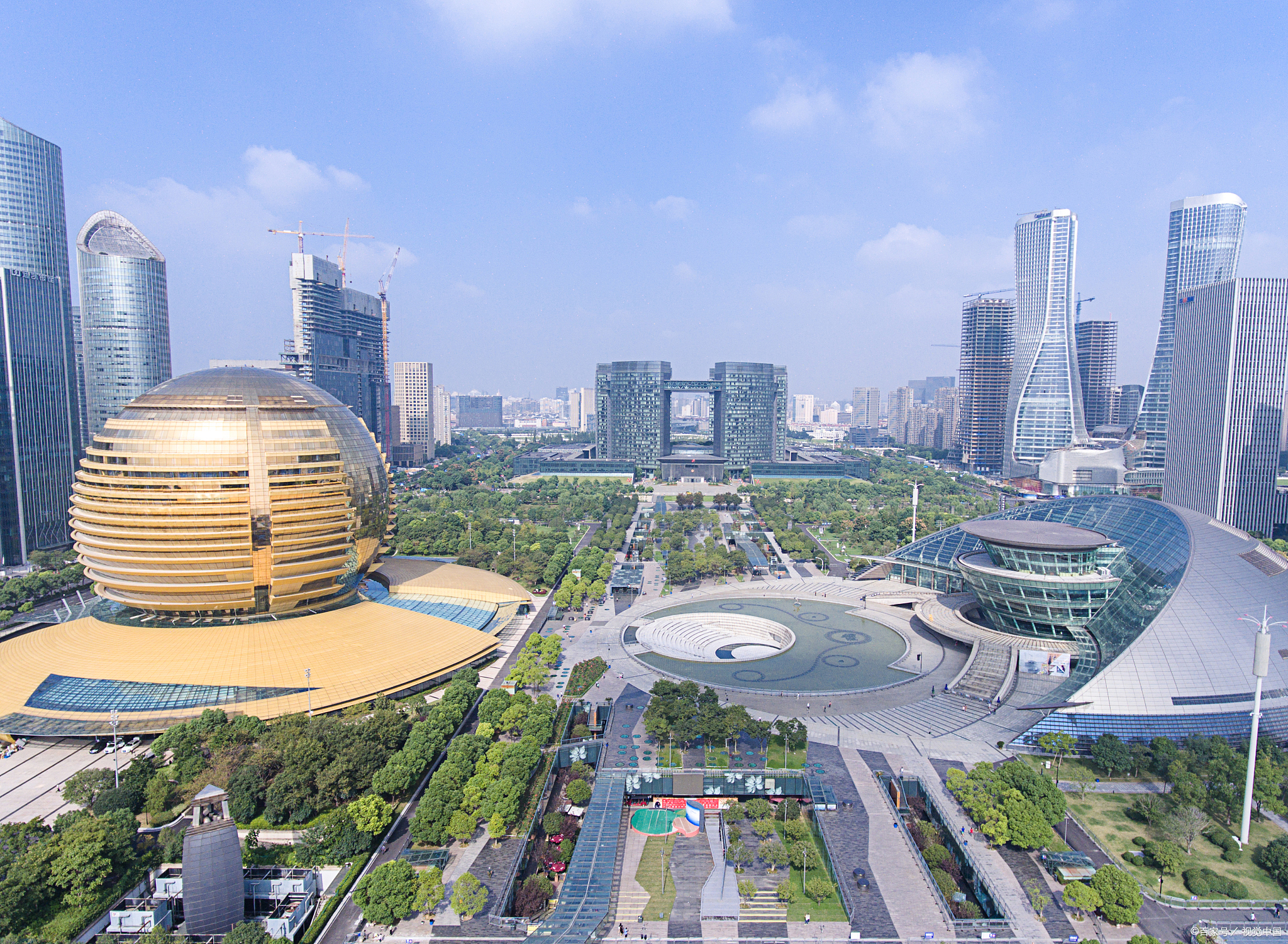 想象一下,你站在杭州钱江新城的高楼大厦之巅,俯瞰着这座现代化商务区