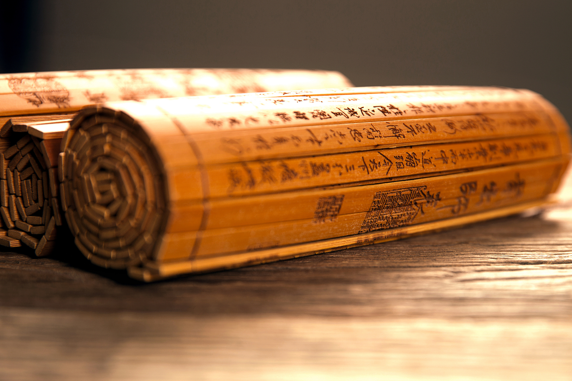 中国古代的书籍文化源远流长,其真正的书籍形式,可追溯至竹简与木牍的