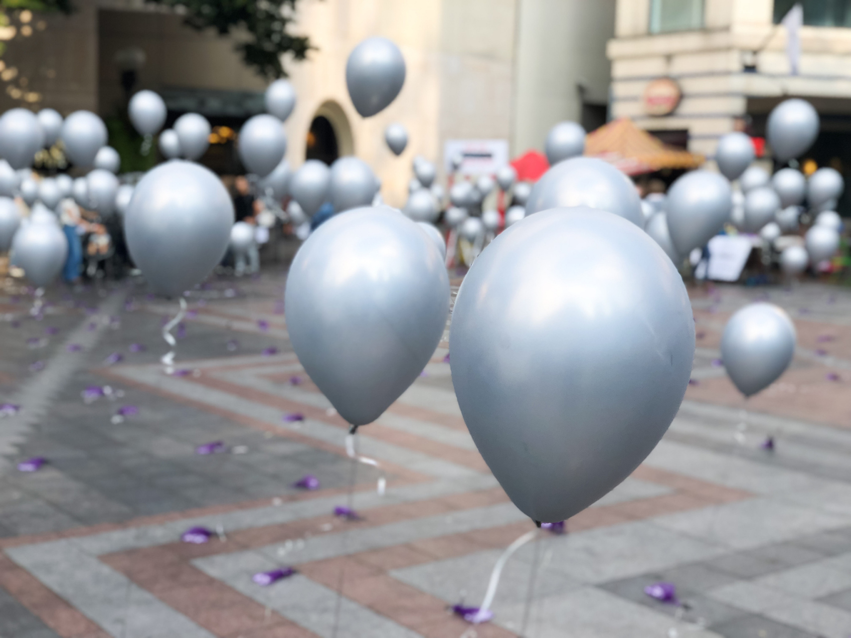 日本惊现气球葬礼#  日本的气球葬礼是一种新颖的葬礼形式,它主要是