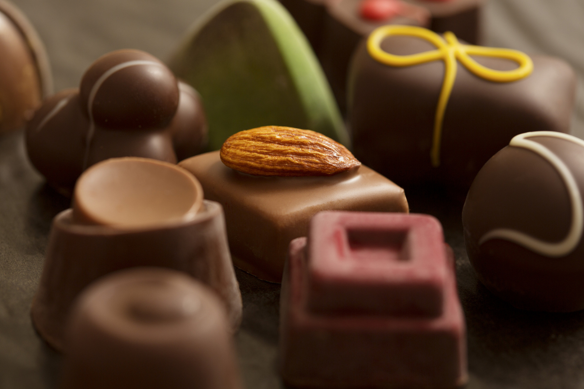 一瓶茅台可做2000多颗巧克力,这样的产能是无法满足酒心巧克力秒光的