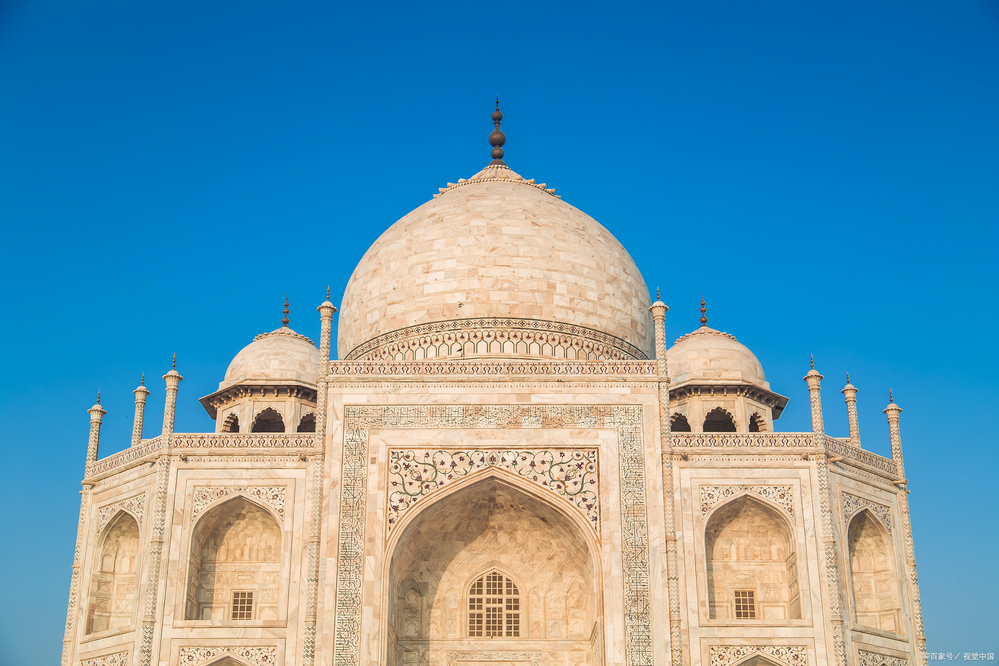 在印度的心脏地带,坐落着一座举世无双的建筑奇迹——泰姬陵.