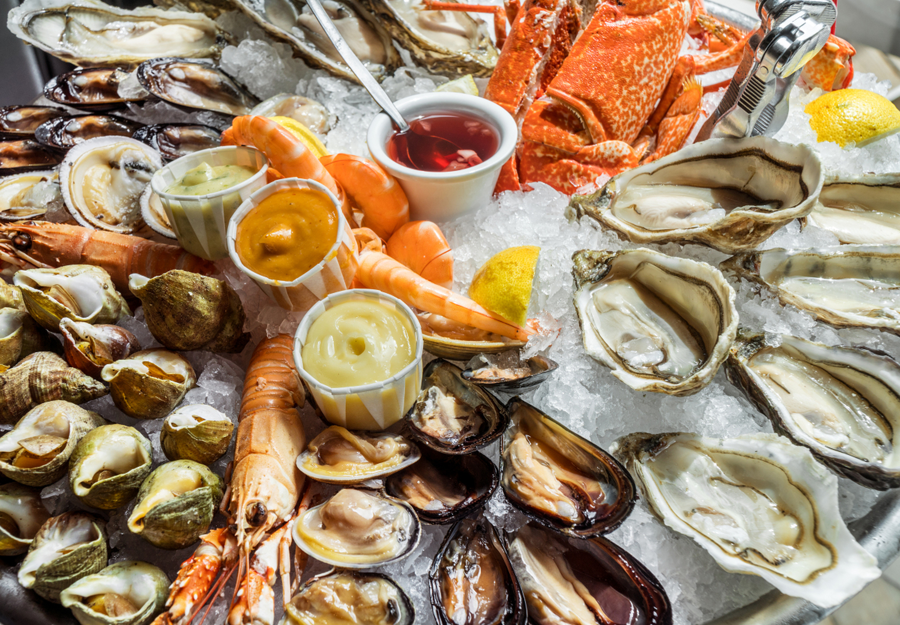 洞头以其美丽的自然风光和丰富的海鲜美食吸引游客.