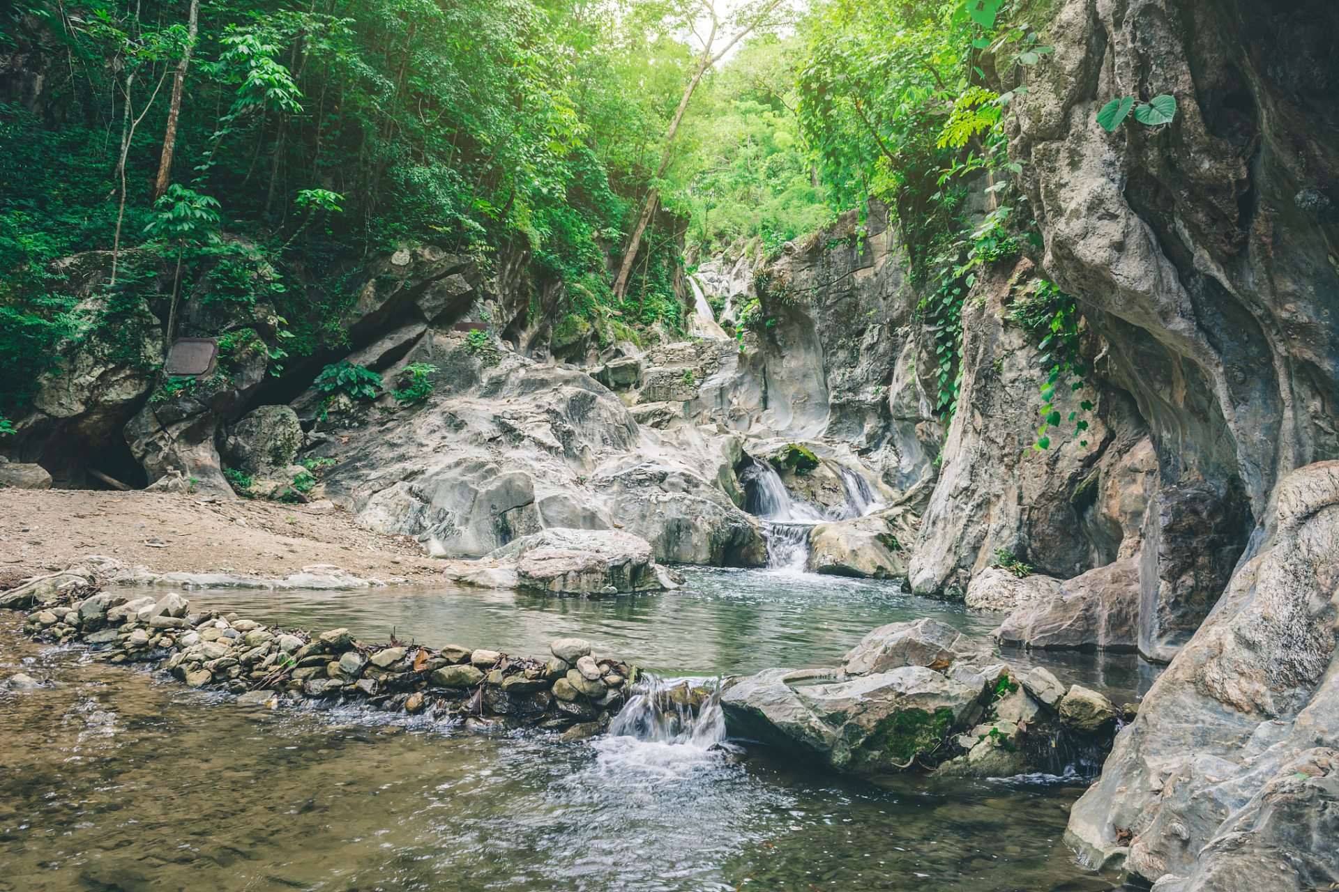 观光,休闲养生,生态科普,考察探险,健身体验于一体的生态旅游风景区