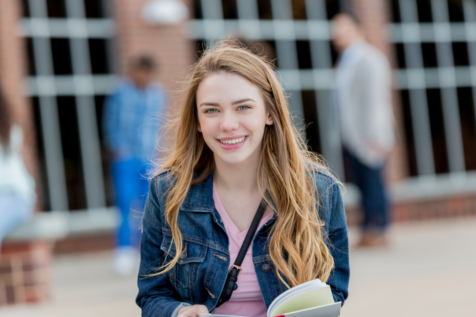 美国白人妹子,为啥不愿和中国男生谈恋爱?看不上还是另有原因?