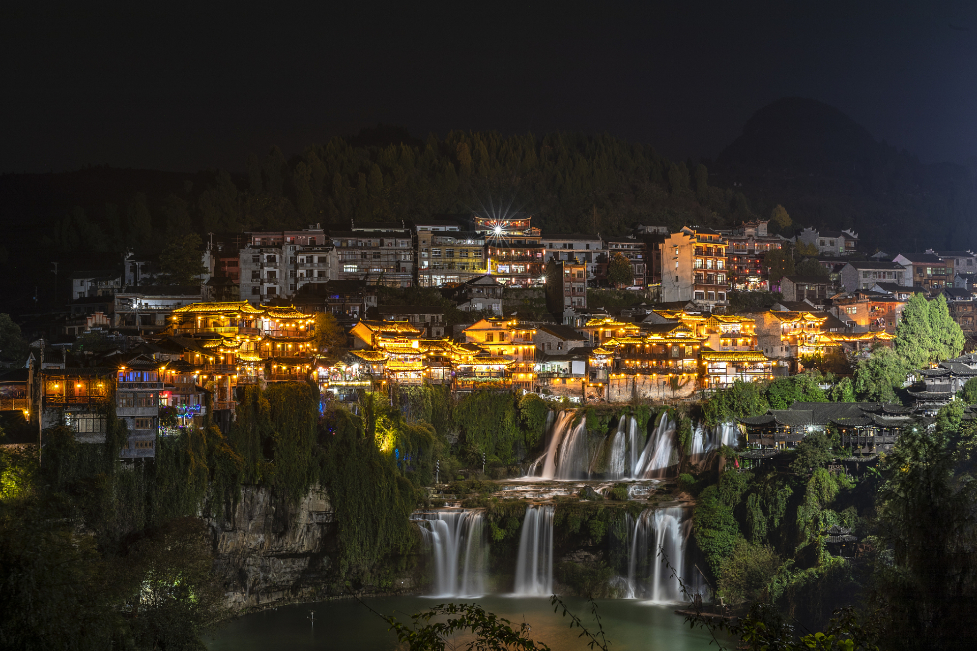 来到芙蓉古镇,首先要去的当然是古镇的标志性景点——古镇门楼. .