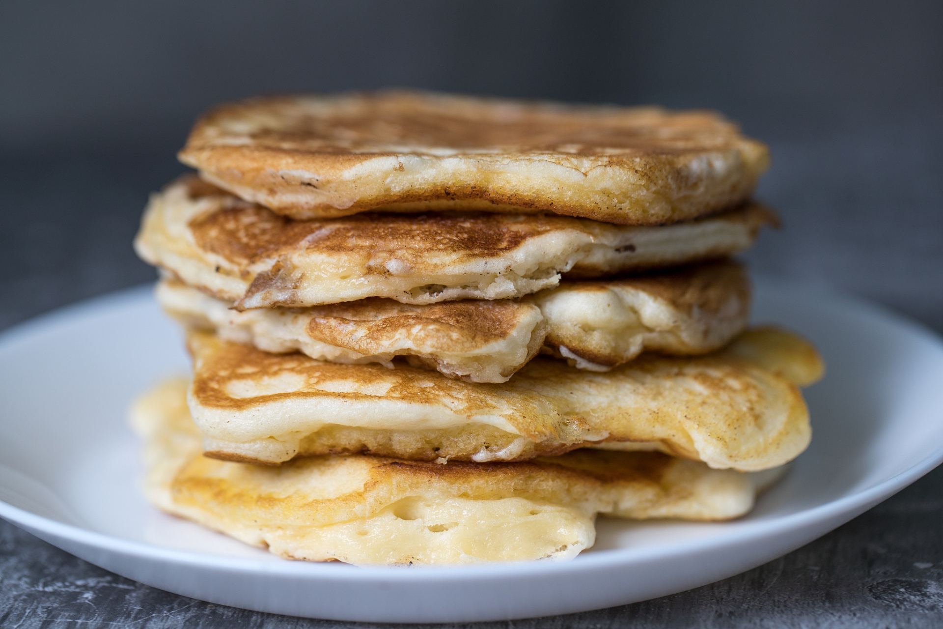 千层油酥饼  千层油酥饼是陕西西安著名的传统特色小吃,以色泽金黄