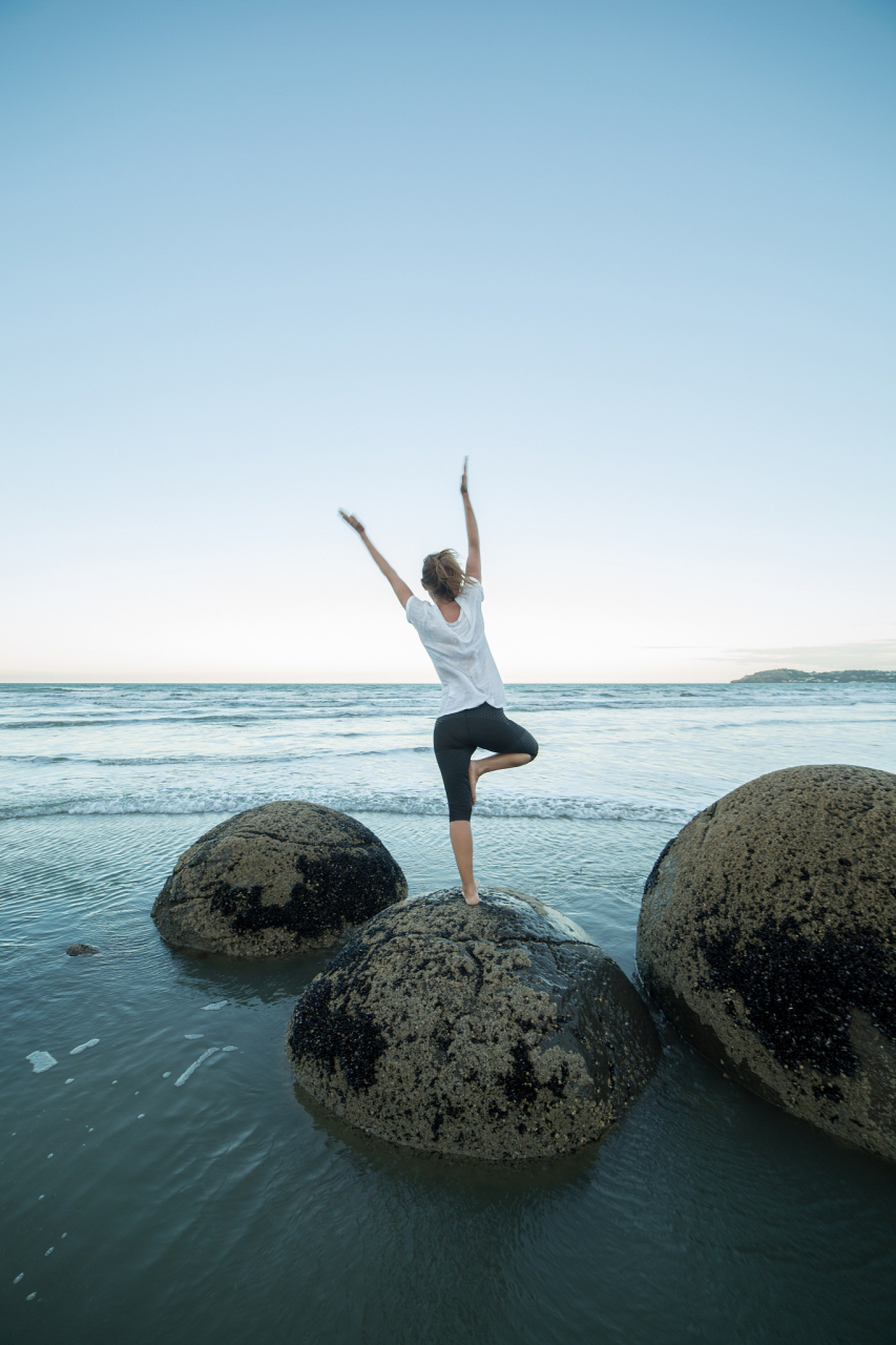 **冥想**:找一个安静的地方,集中注意力,放松思绪.
