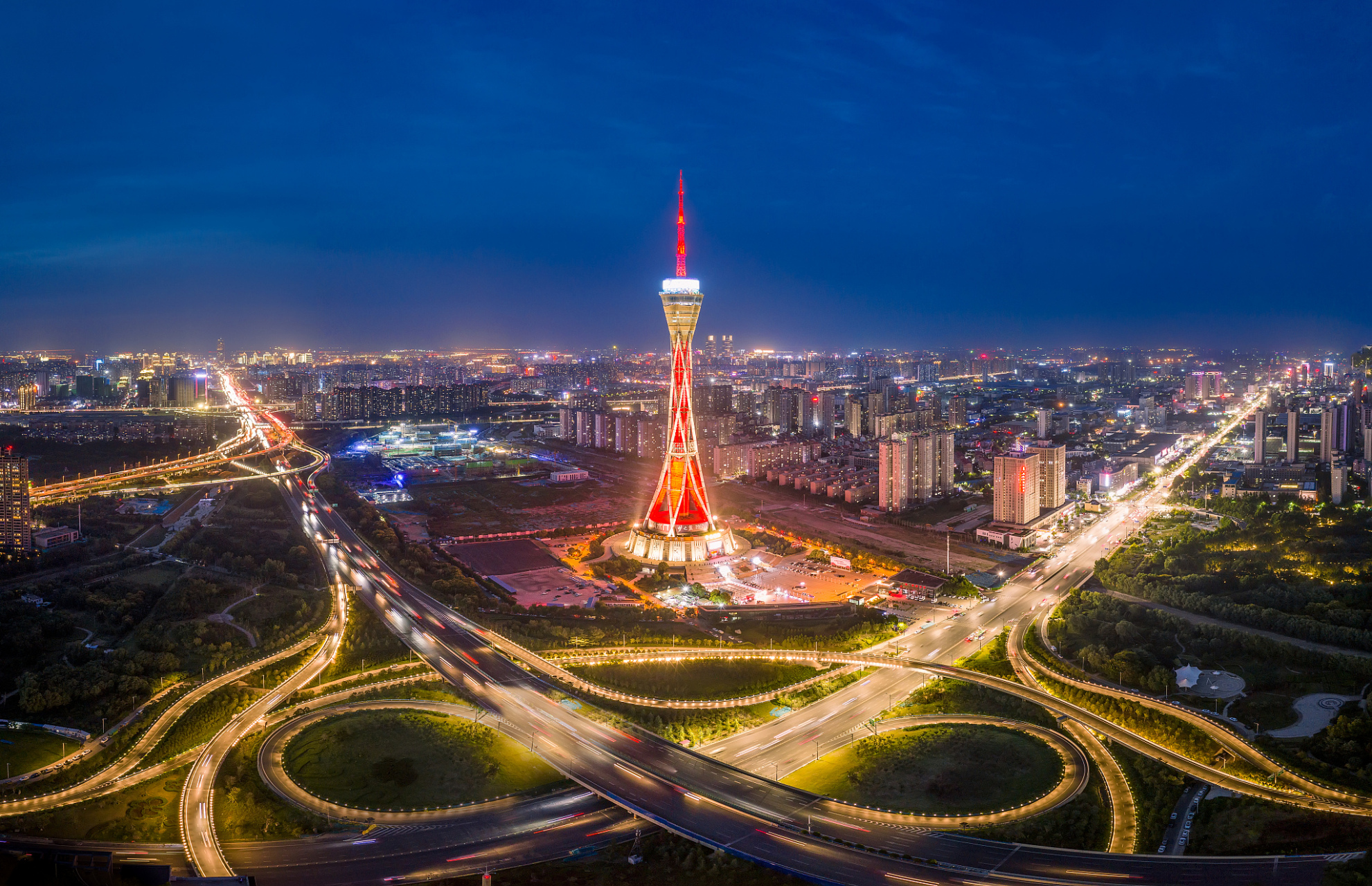 中原福塔是世界最高的全钢结构电视发射塔,也是河南省文化产业的标志