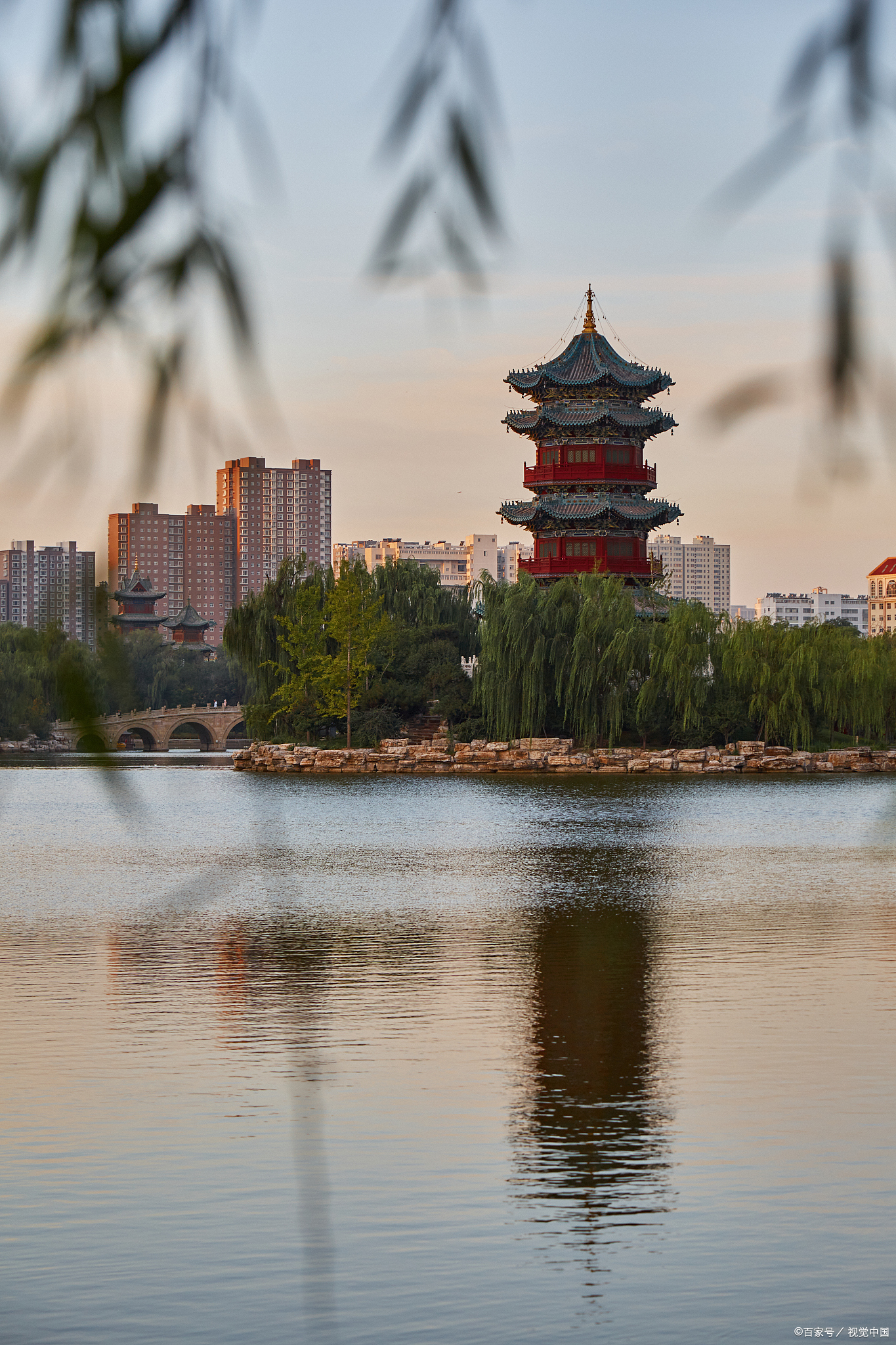 列车缓缓驶离站台,我的心中充满了对这座古城的期待与好奇