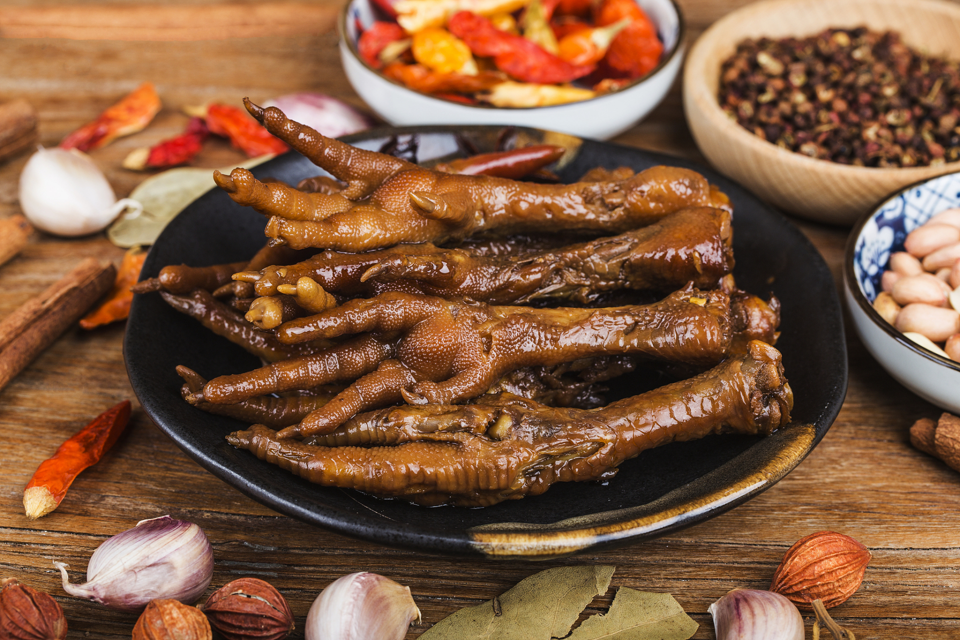 酱鸡爪子是美味的家常菜,需要选好食材,焯烫,煎制和腌制等步骤.