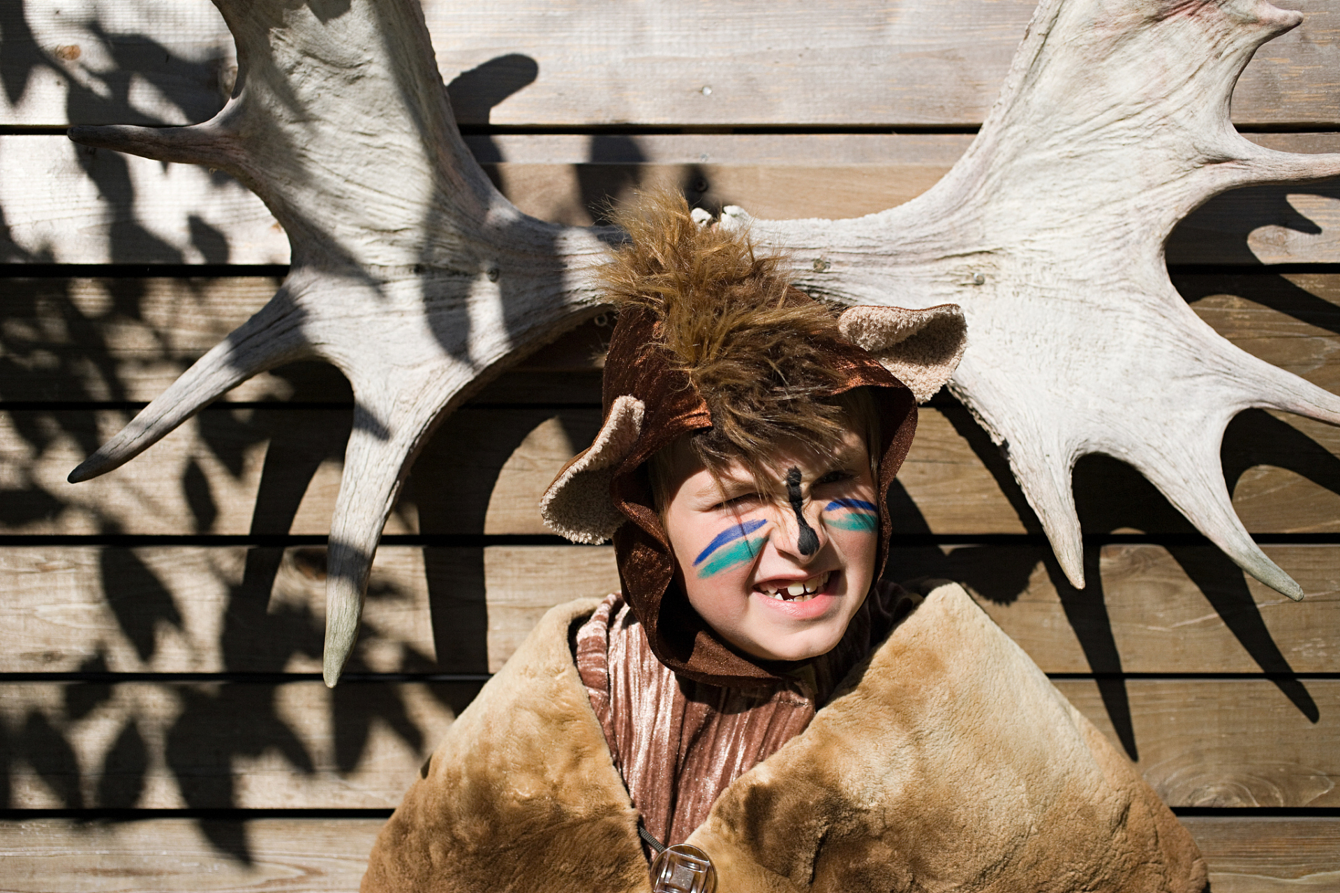 强烈推荐《鹿角男孩第三季》,该剧由小罗伯特·唐尼夫妇执行制作,末日