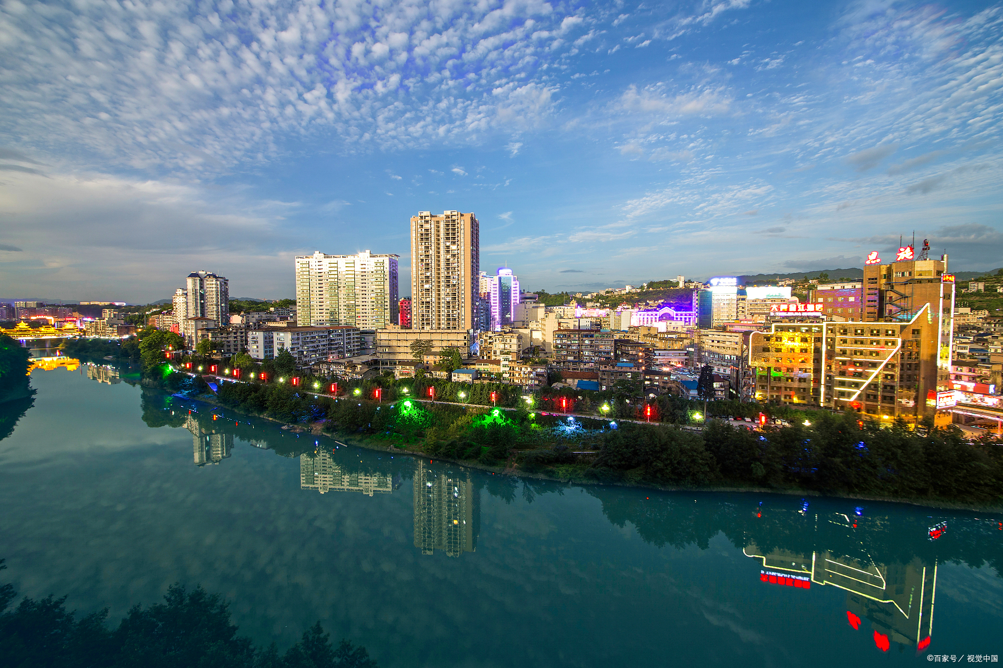 香溪洞风景区位于安康市南郊,是一个融山水风光,园林建筑,道教文化为