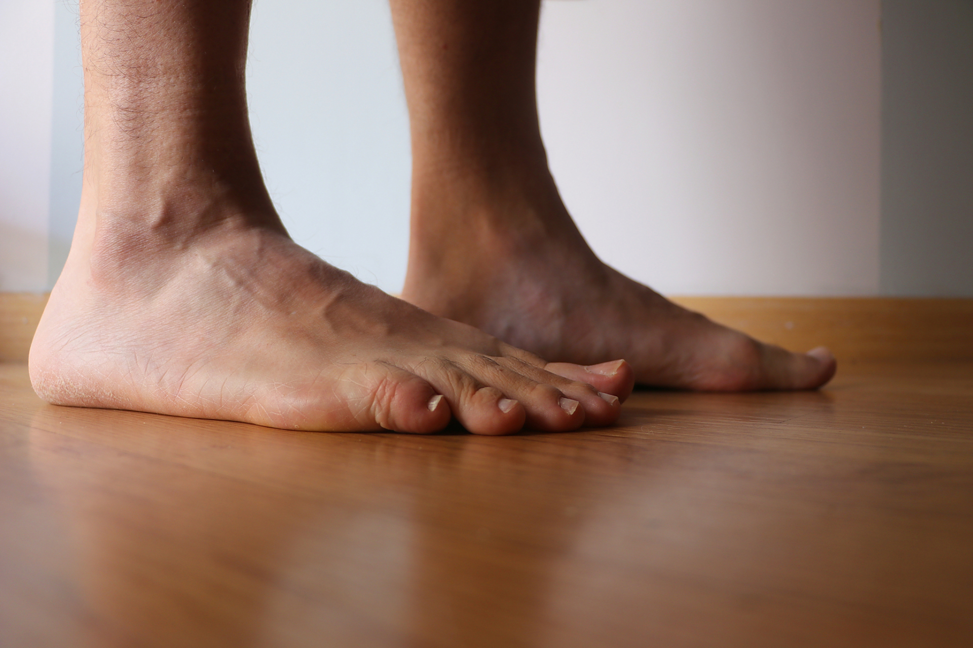 脑梗偏瘫后,为什么会出现脚趾抓地症状呢?