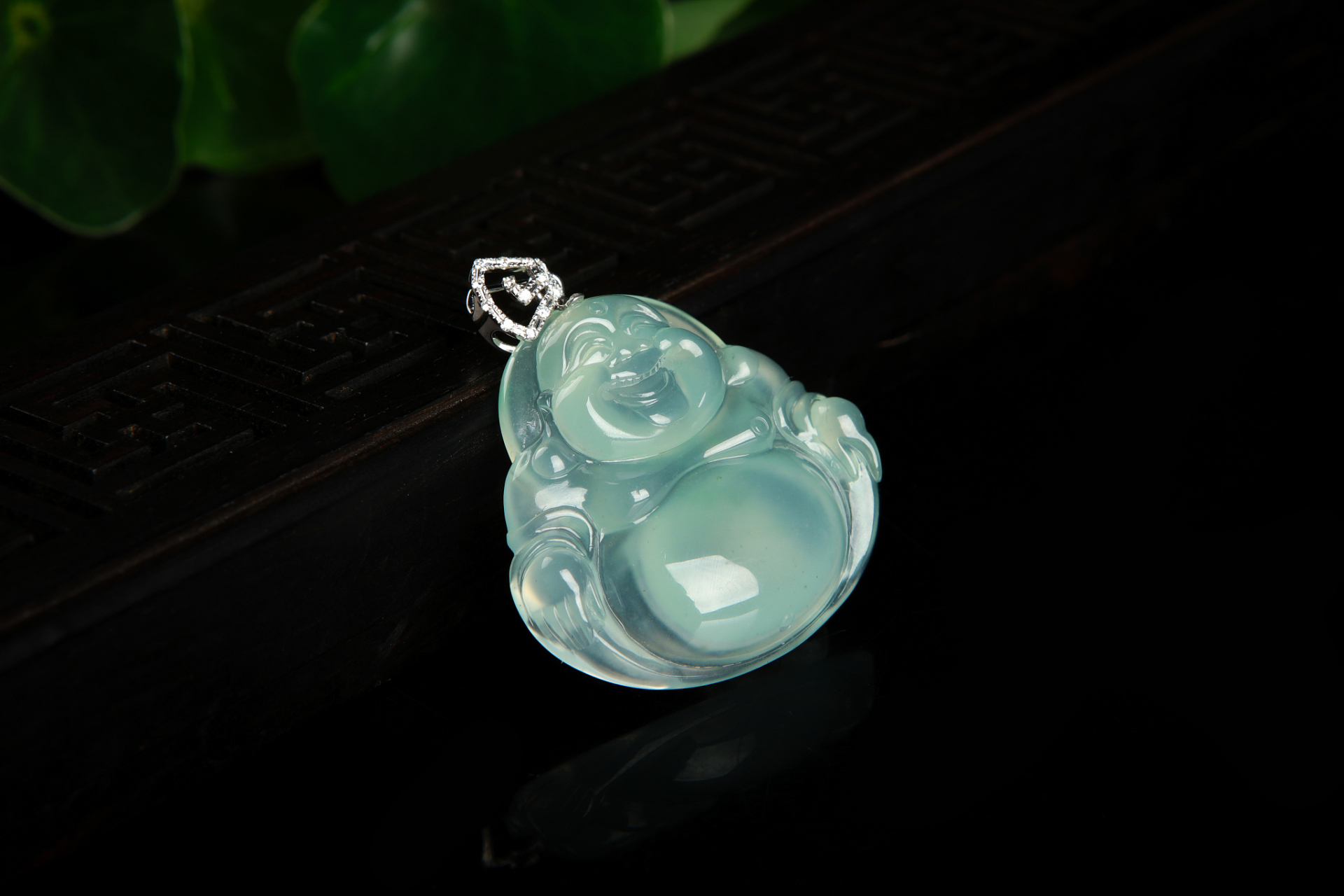 芙蓉种翡翠佛吊坠,透明度高,颜色淡雅,质地温润,手感滑腻.