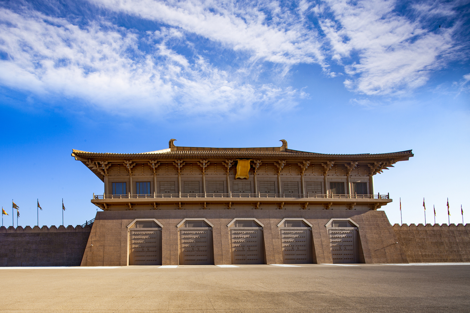 居高临下,可以俯瞰整个长安城,使得大明宫在唐朝历史中占据了