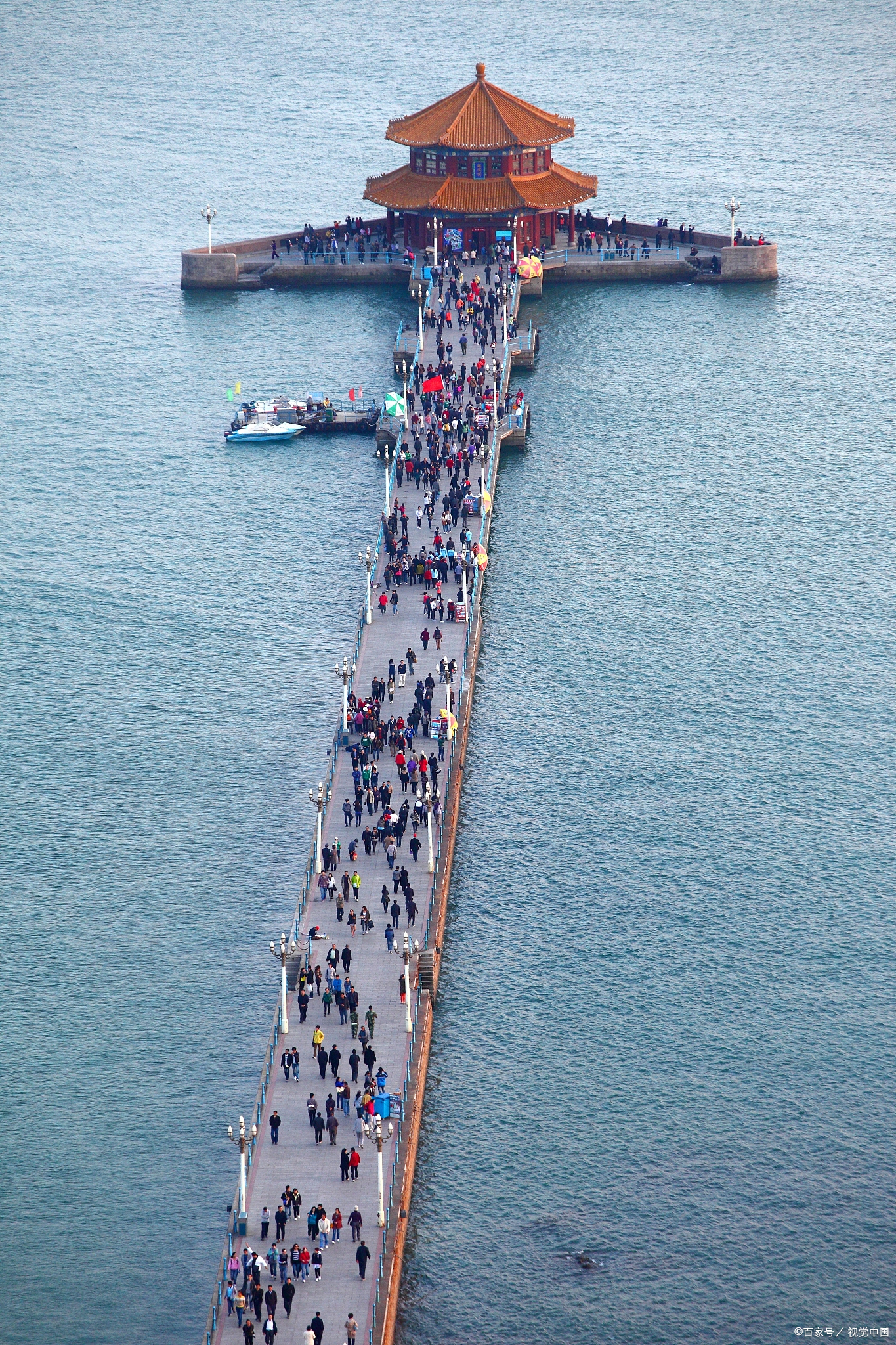 无论何时踏上这座栈桥,都能感受到大海带来的宁静与温柔.