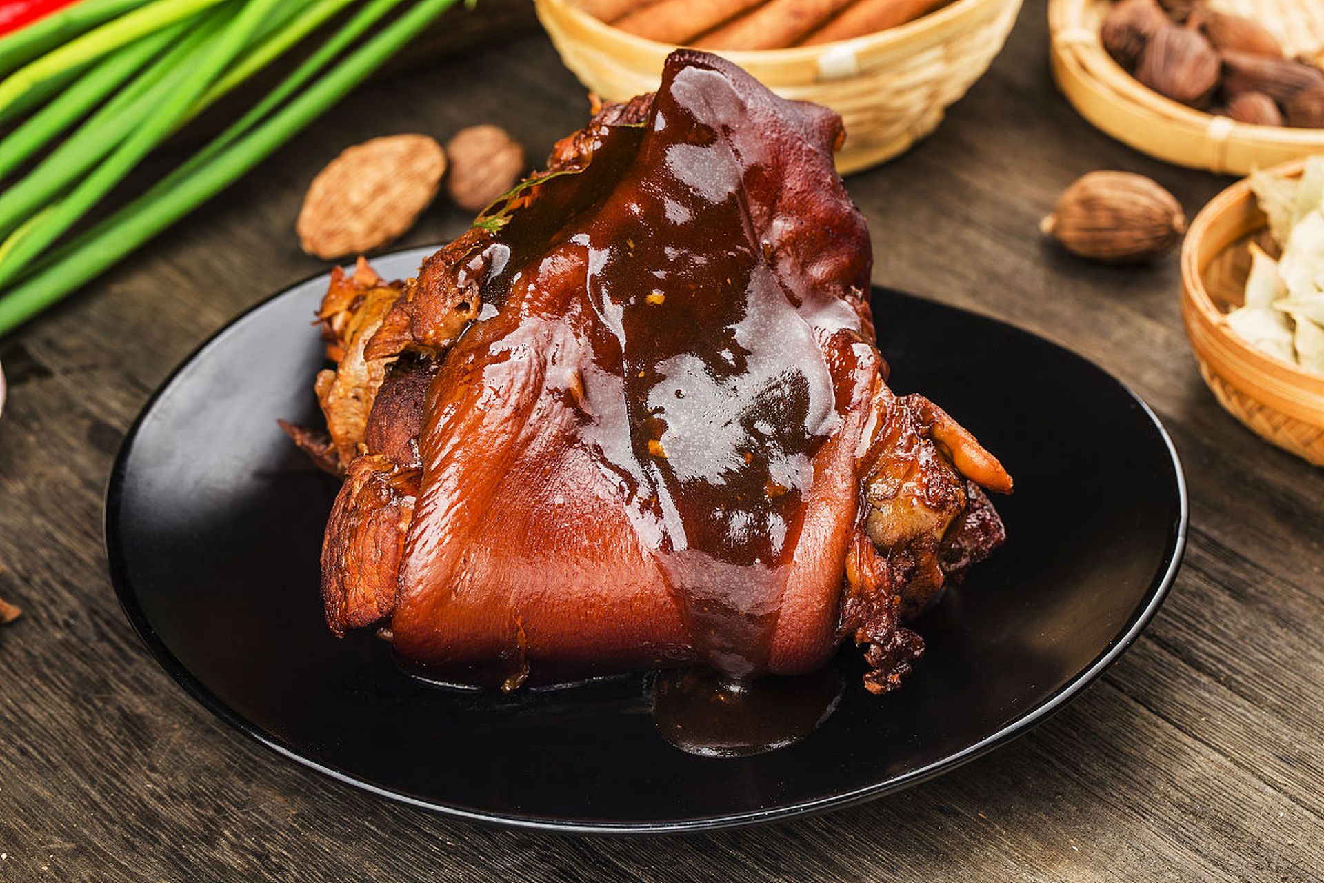 流亭猪蹄,是青岛地区一道极具特色的美食,选用优质的猪蹄为原料,经过