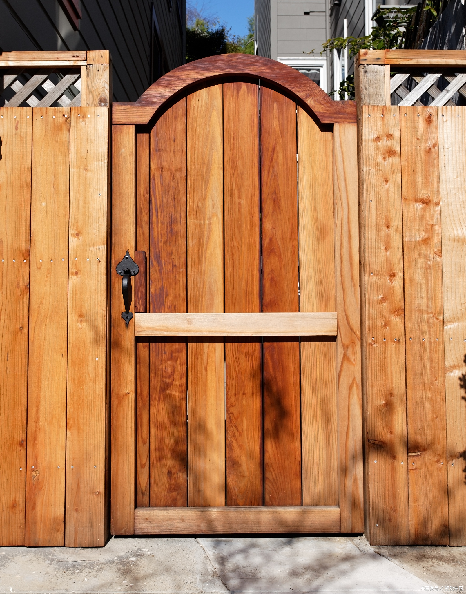 迎接自然的怀抱:防腐木大门的自然氛围