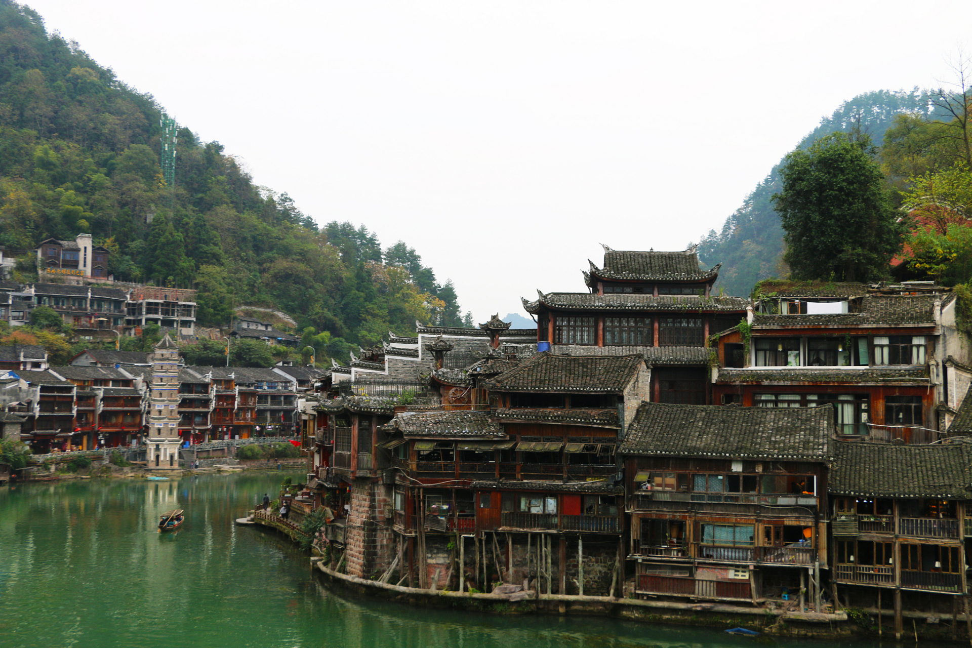 湘西吊脚楼是湖南省西部地区的传统民居建筑,以木结构为主,依山傍水而