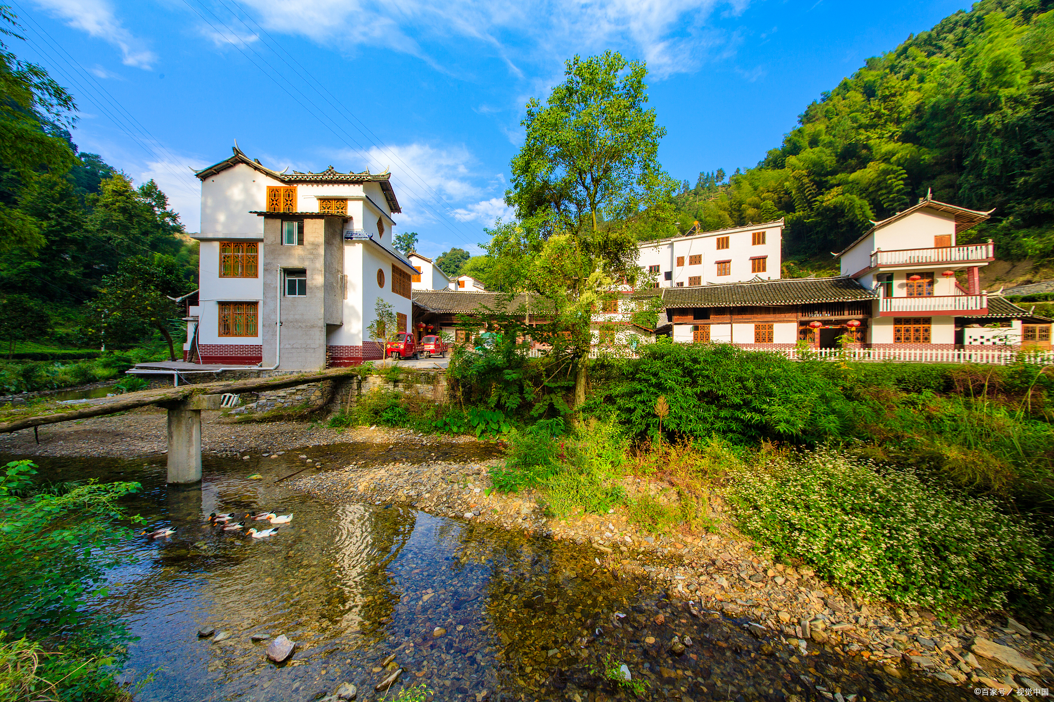 中国重庆市的山区,隐藏着许多古老而宁静的古村落,而今天,我们将走近