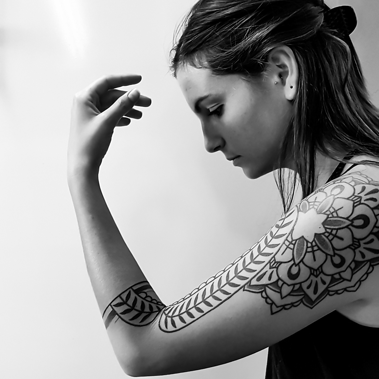 女子通体纹身,相亲8次失败8次,躲角落流泪,网友:洗不掉的污点 女子