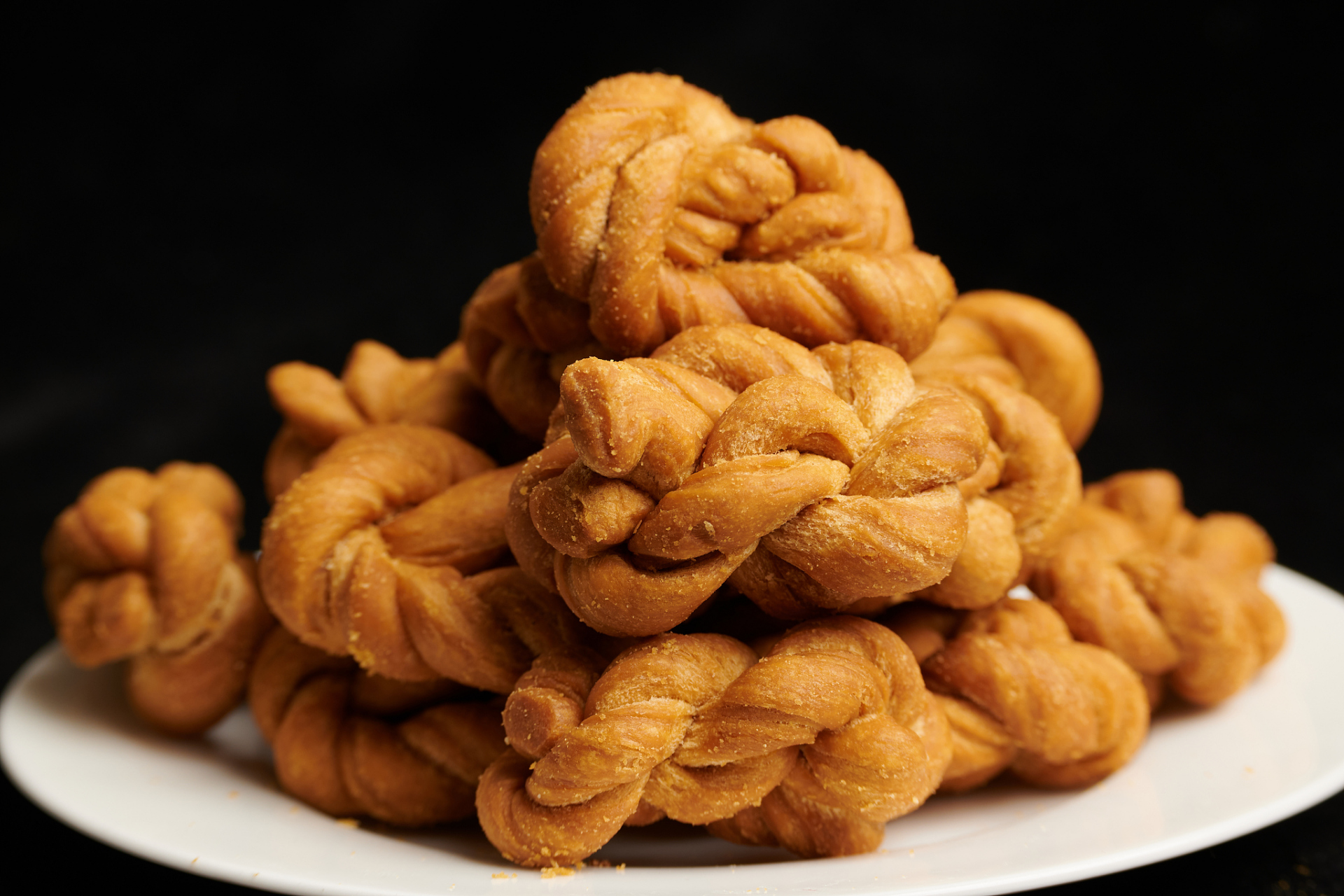 天津麻花,源自于天津地区的传统糕点,是一道美味可口的小吃.