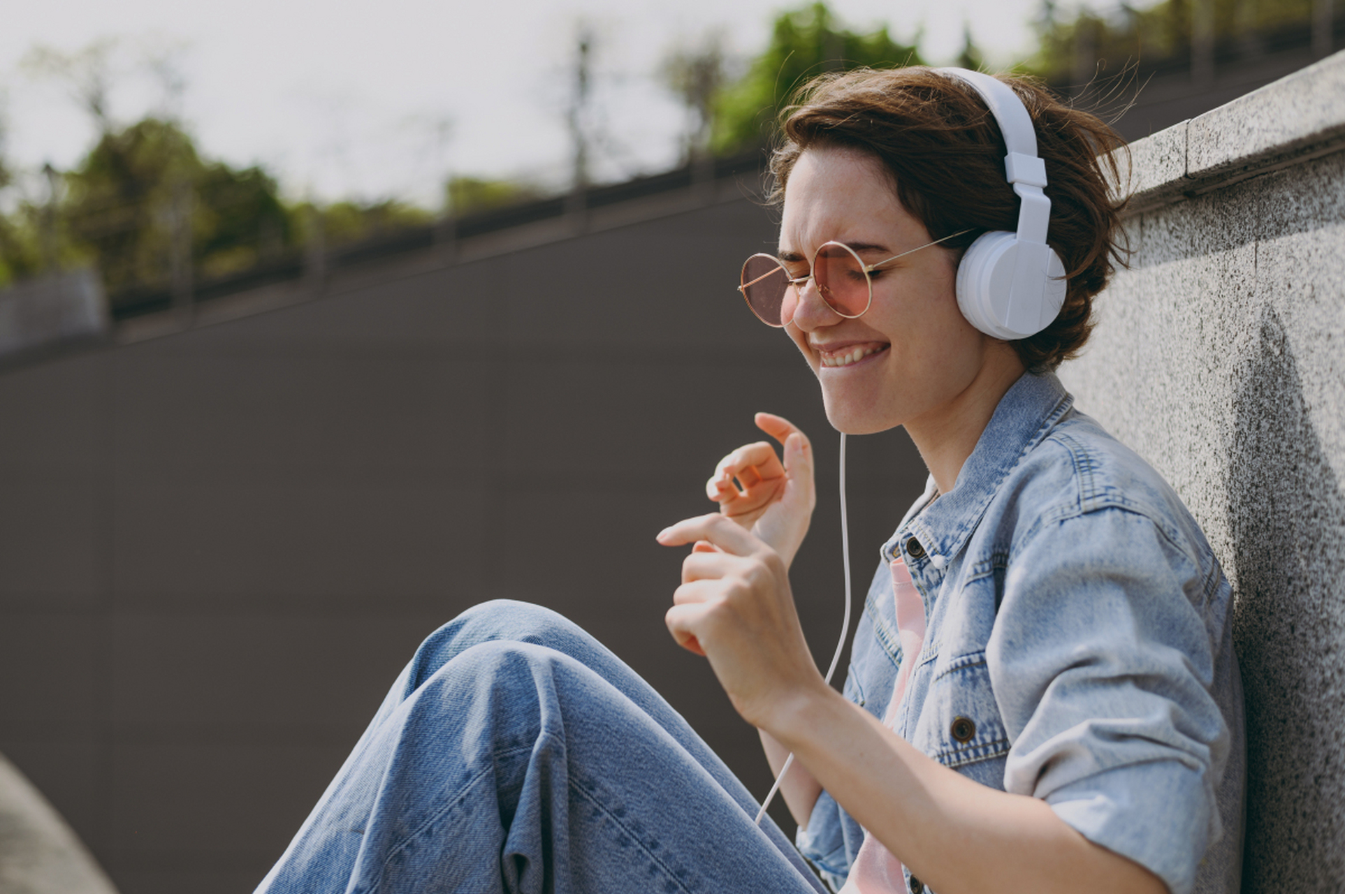 适合听歌时发的文案  01.其实耳机挺孤独的  听遍了你所有悲伤音乐.