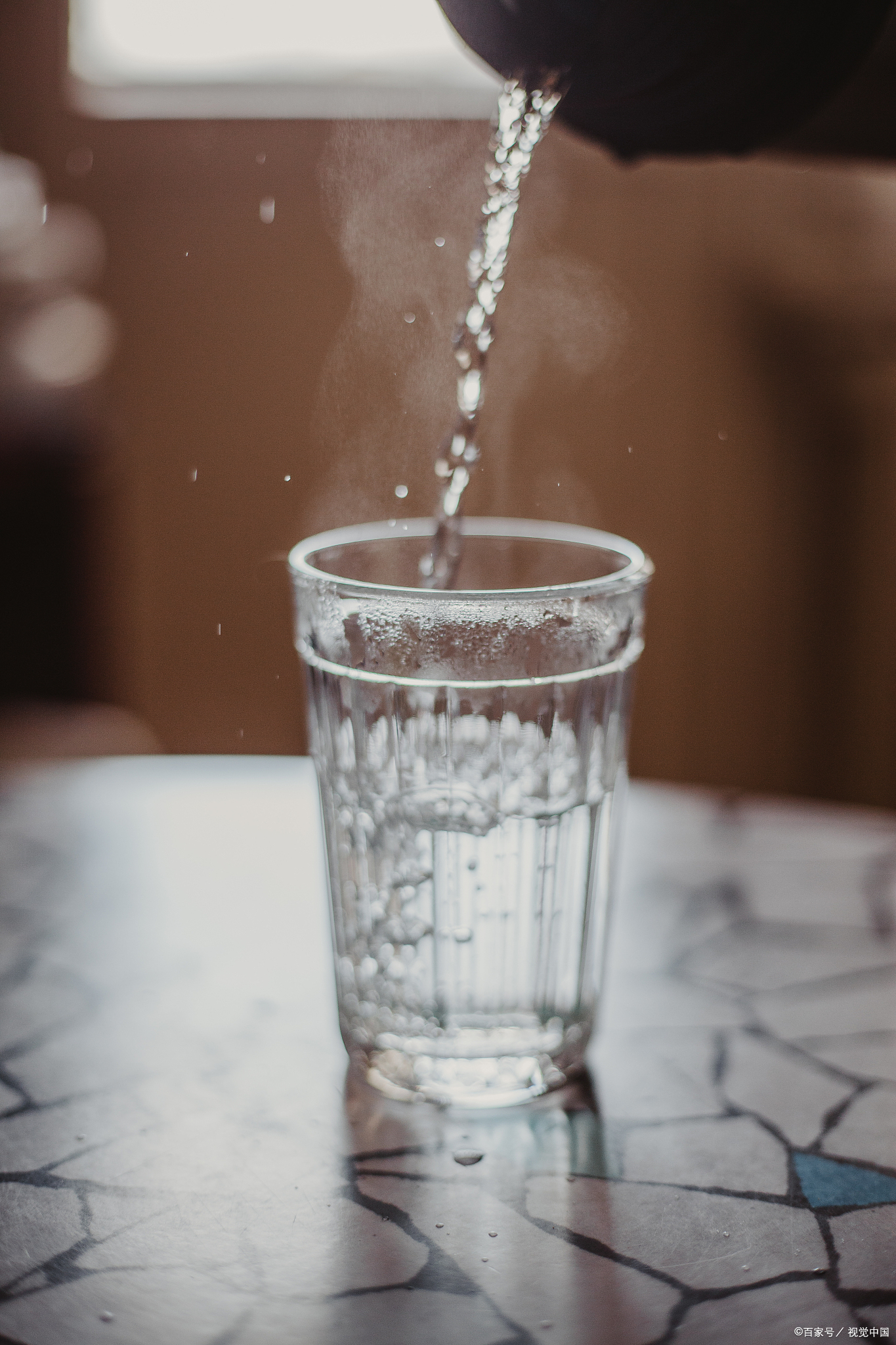 喝热水好,还是喝凉水好, 最近进入秋季,天天特别干燥, 在喝水上,媳妇