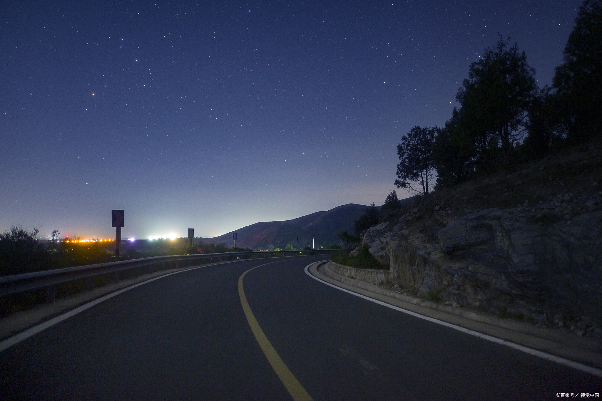 夜景夜晚西藏路上晚上路上的风景图片真实夜晚环山公路电脑桌面壁纸