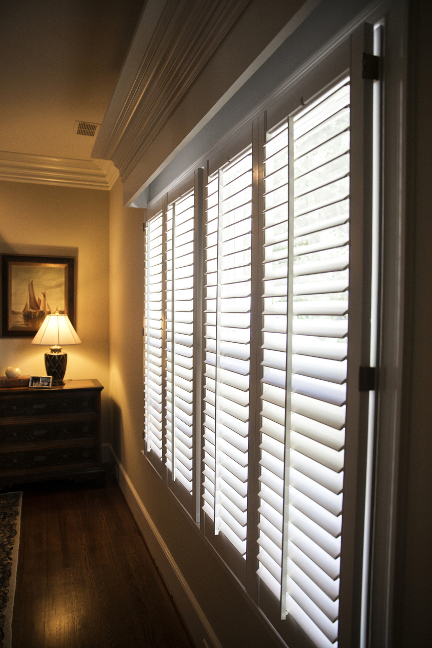 以下是为客厅百叶窗增添色彩的一些小技巧:  1.