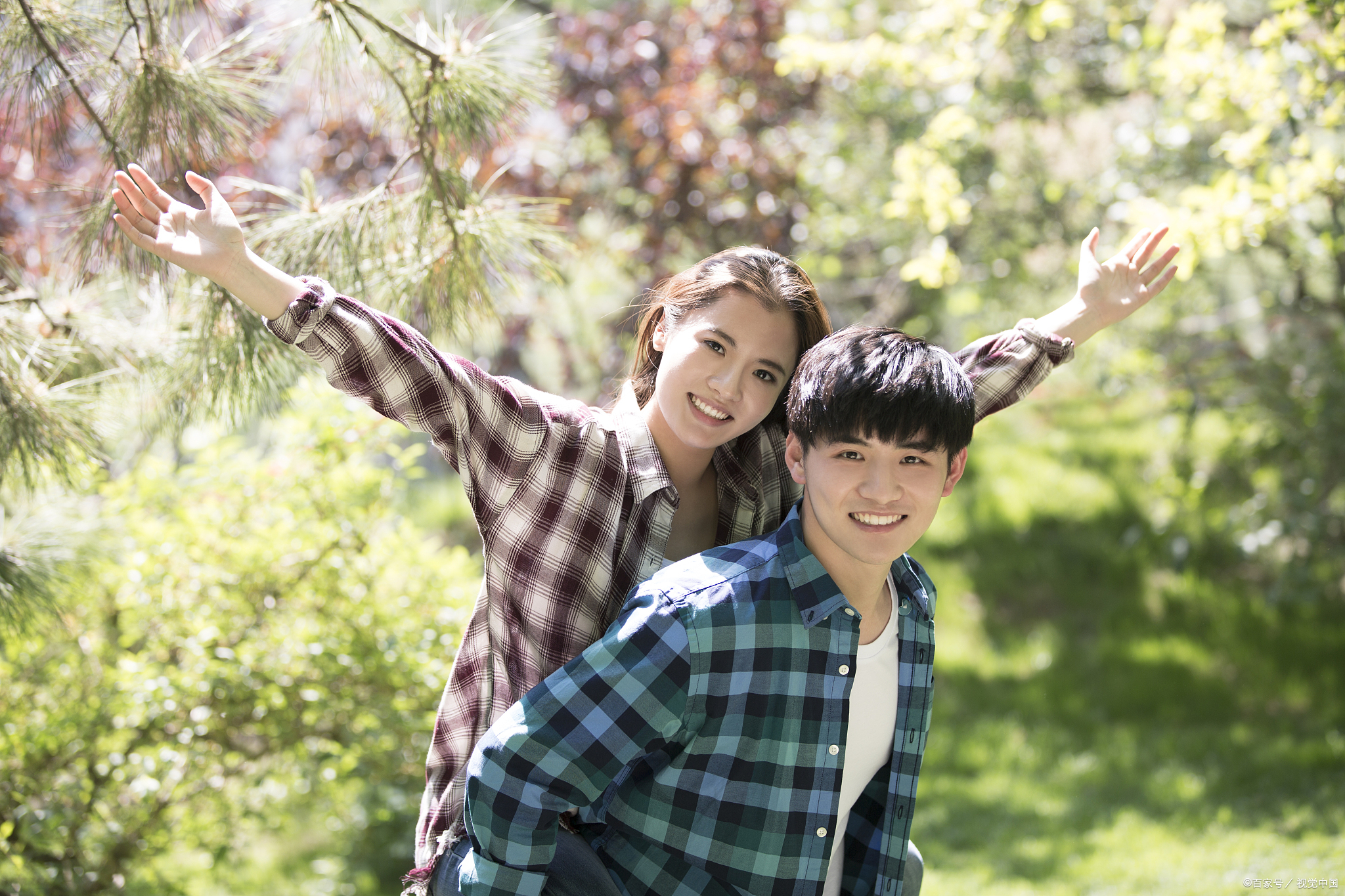 在一个宁静的午夜,这对年轻的情侣,为了寻求别样的刺激,悄悄地来到了