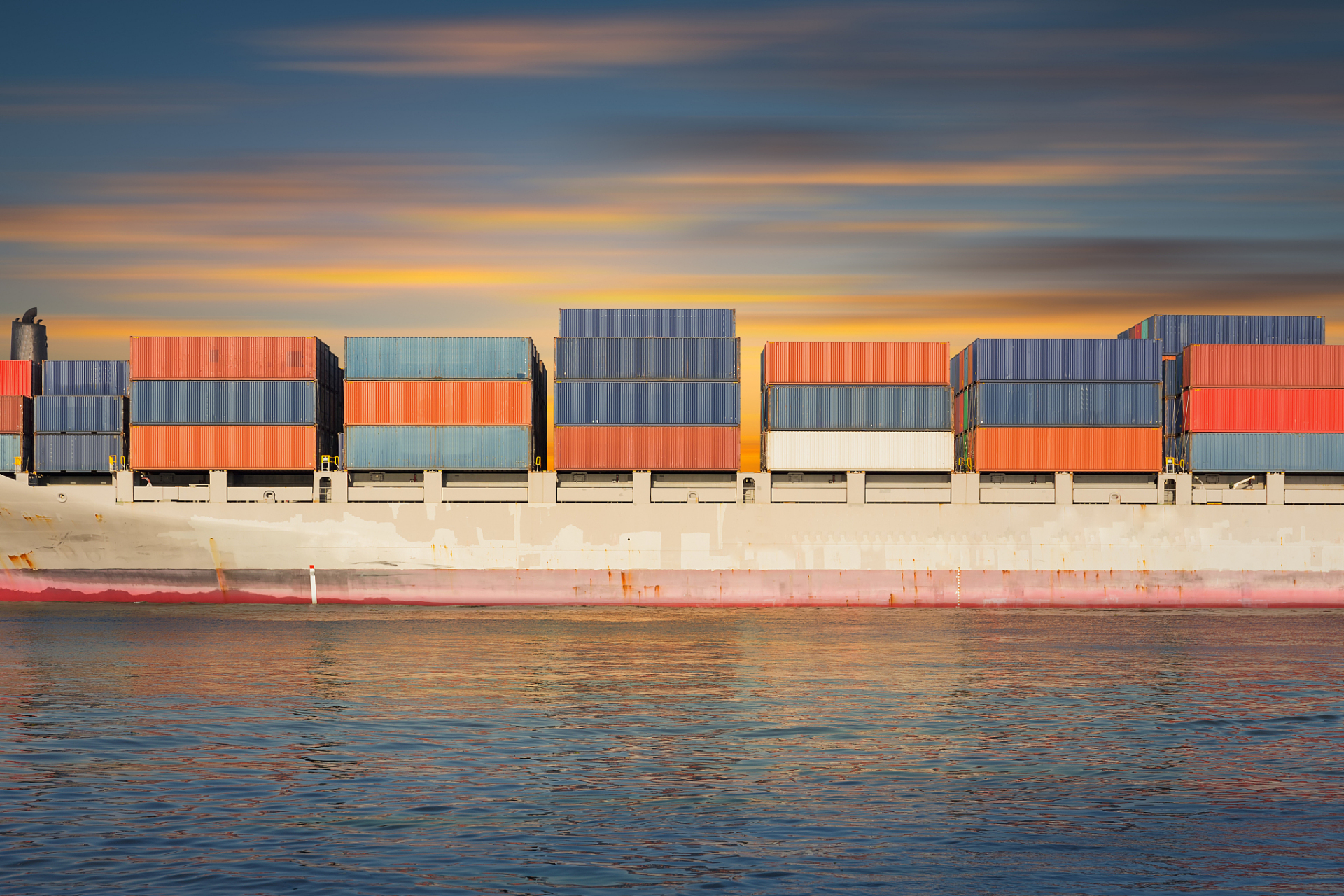 国内海运船期是指从国内港口出发的海运货船的船期.