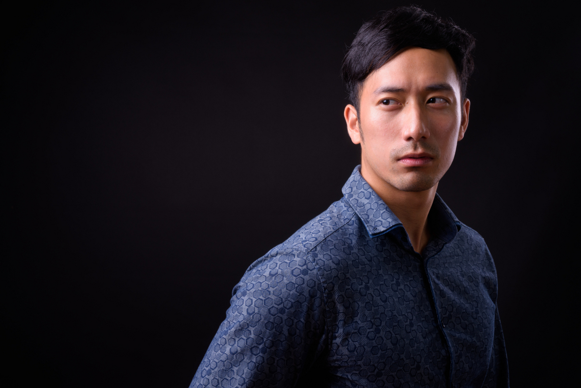 当一个男人对你感到"腻味",他会展现出冷漠与疏离的态度,经常无故缺席