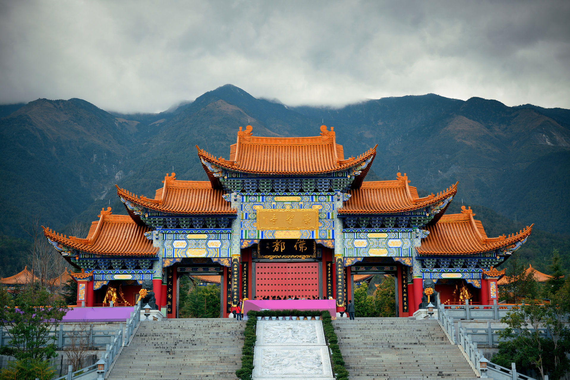 白瀑寺是北京一座拥有数百年历史的佛教寺庙,周围山清水秀,景色优美