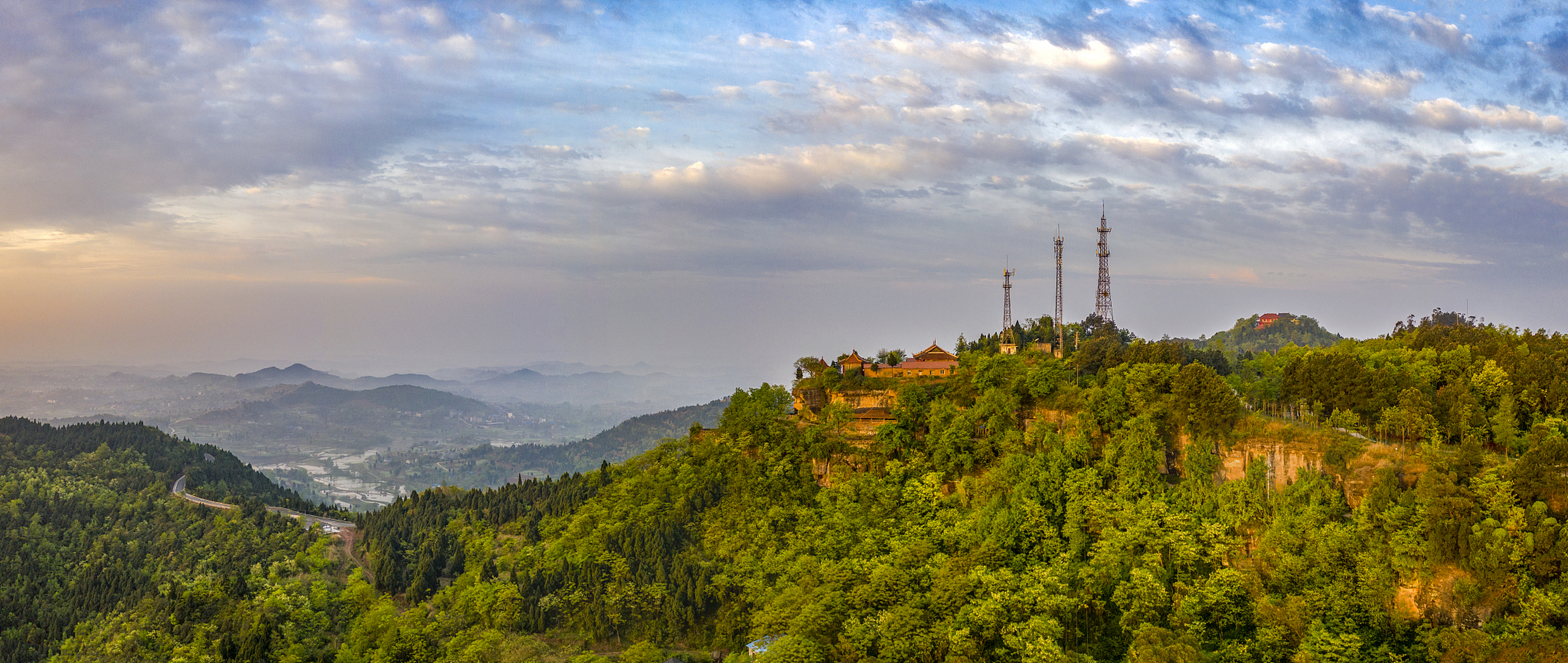 以下是主要旅游景点介绍:三溪镇以其溪水和风景闻名,金堂山因陡峭地形