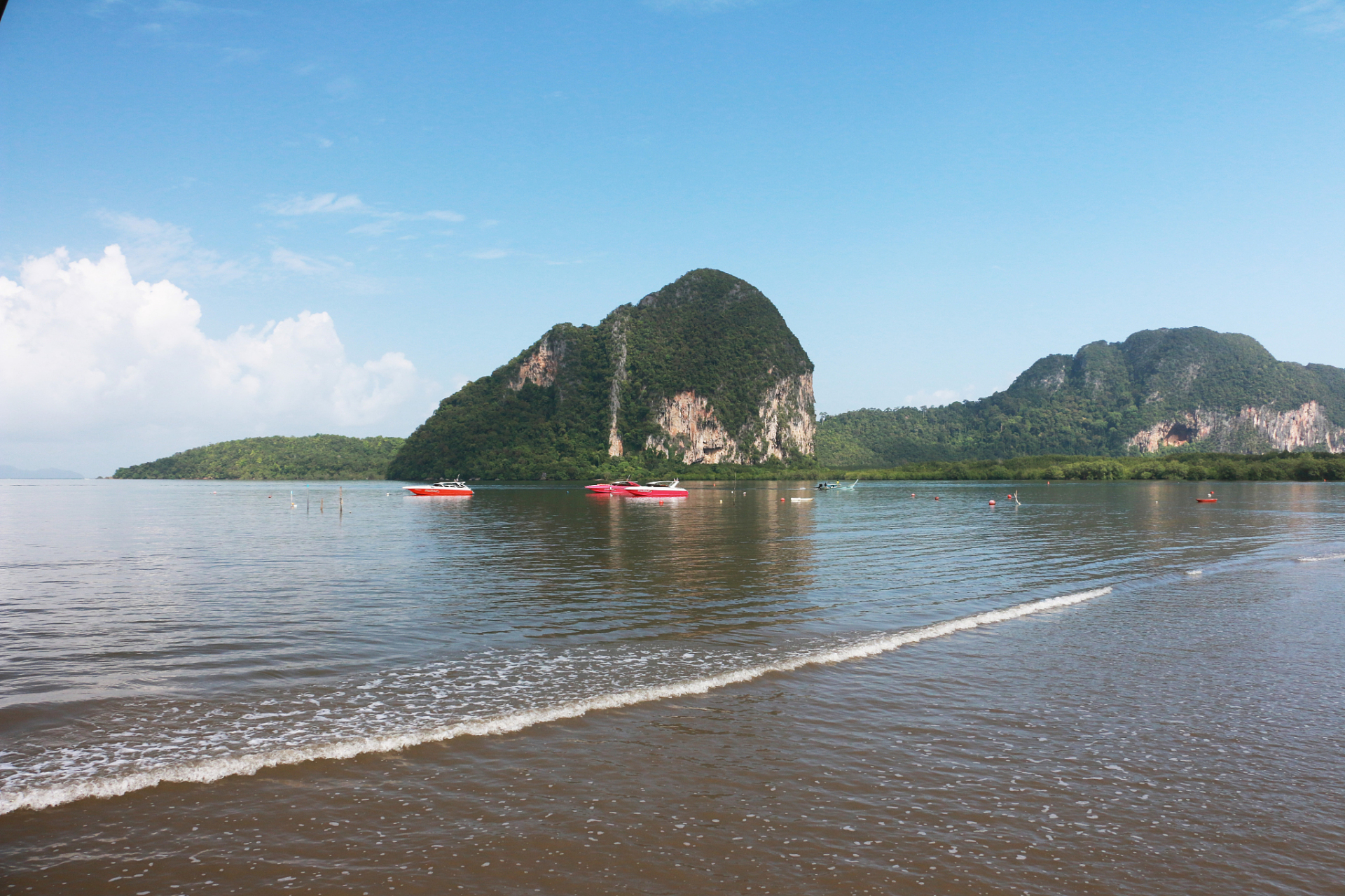 大龙湖,位于南宁市上林县西燕镇,是由大龙湖和大龙洞两部分组成的.