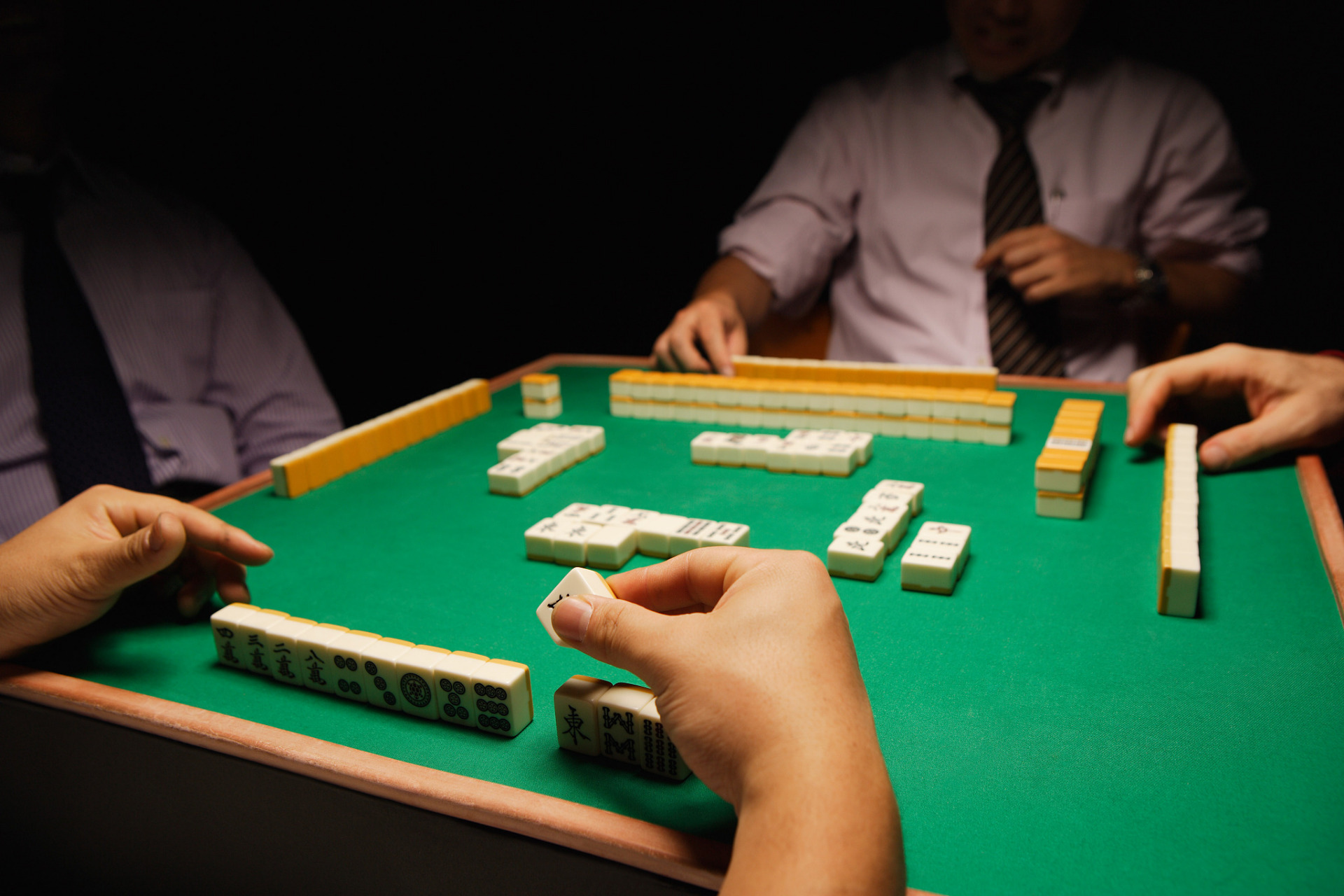 一直很奇怪,各个地方的麻将馆每天都有许多年轻人打麻将,一年四季不离